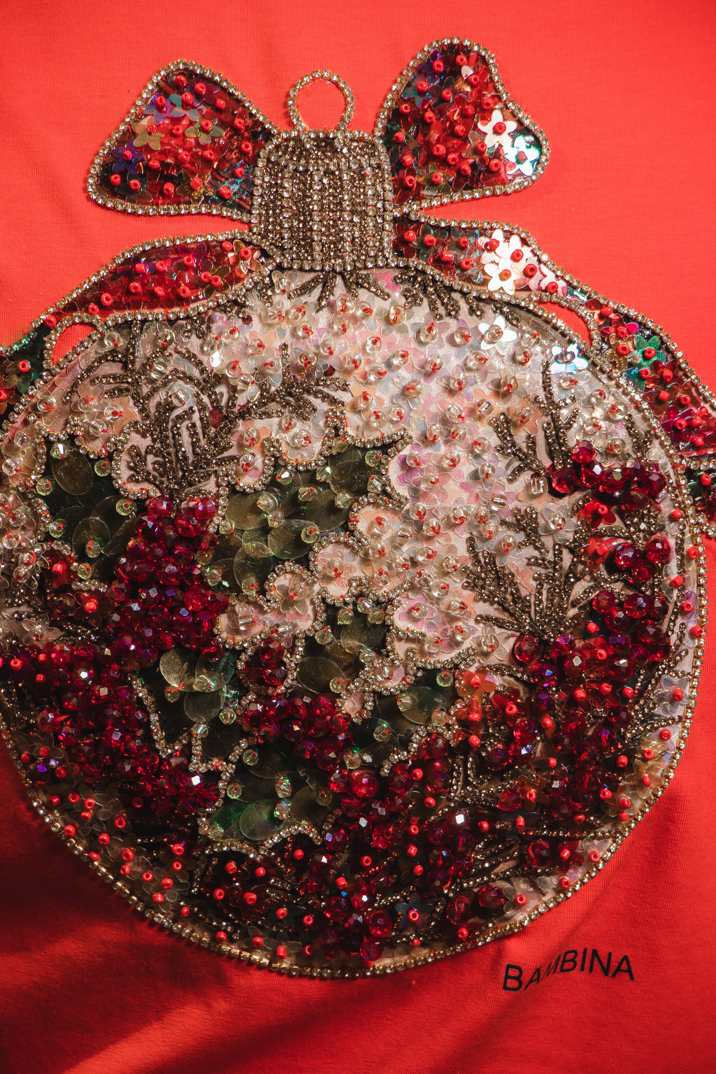 Camiseta Navideña Golden Bow – Esfera con Pedrería