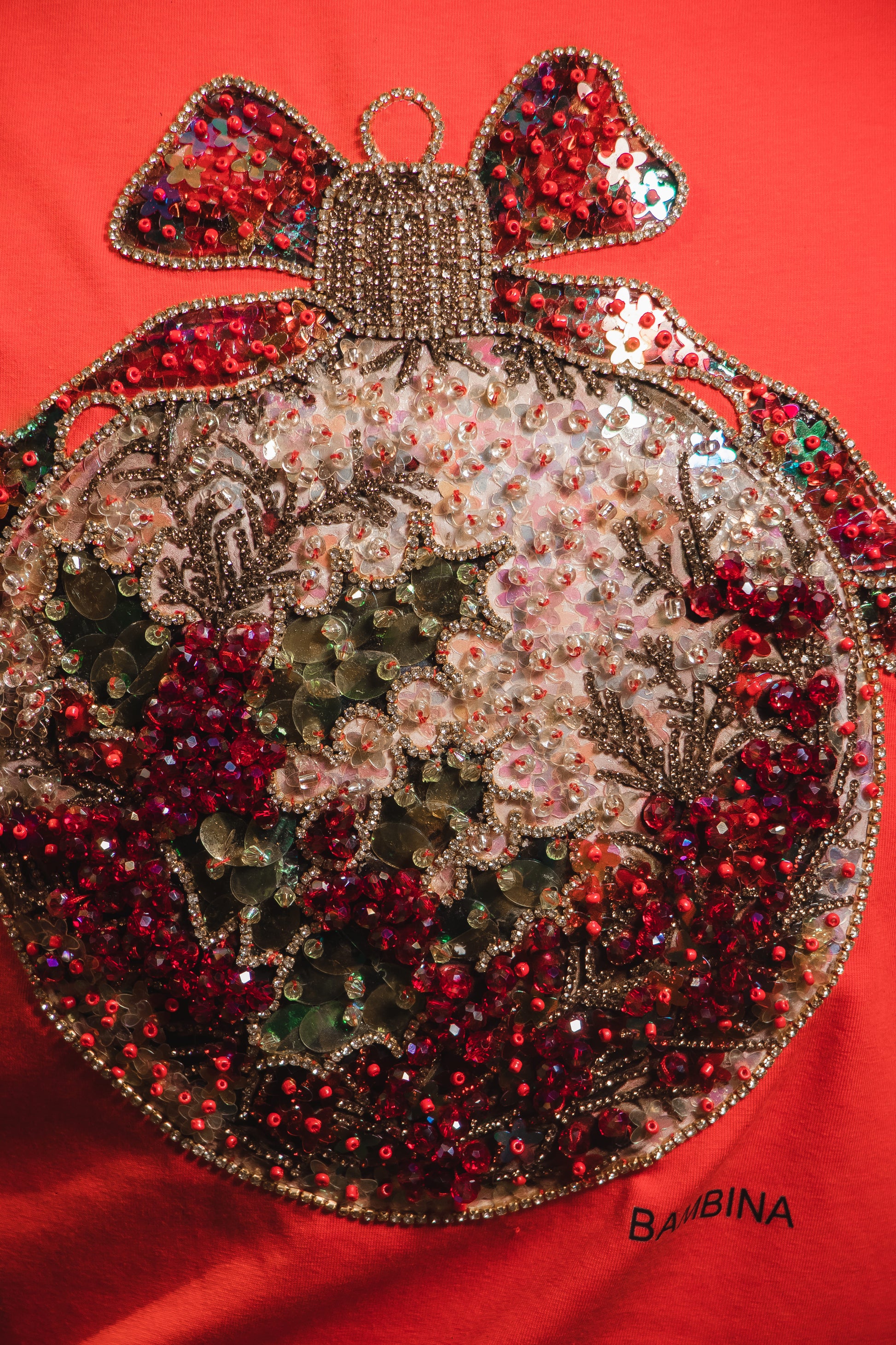 Camiseta Navideña Golden Bow – Esfera con Pedrería