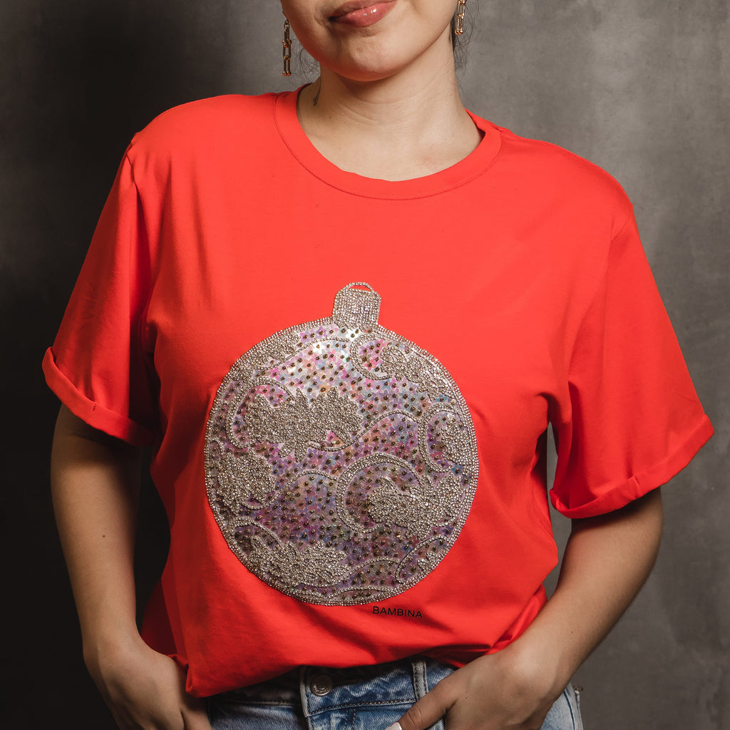 Camiseta Navideña Crystal Ornament – Esfera con Pedrería Iridiscente