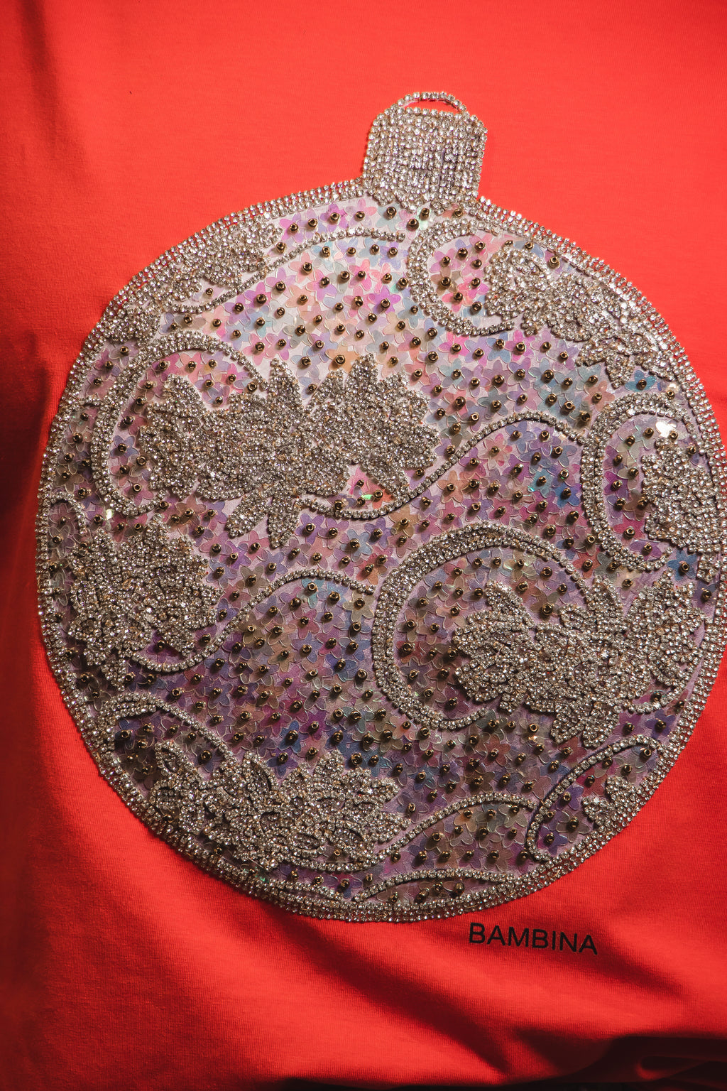 Camiseta Navideña Crystal Ornament – Esfera con Pedrería Iridiscente