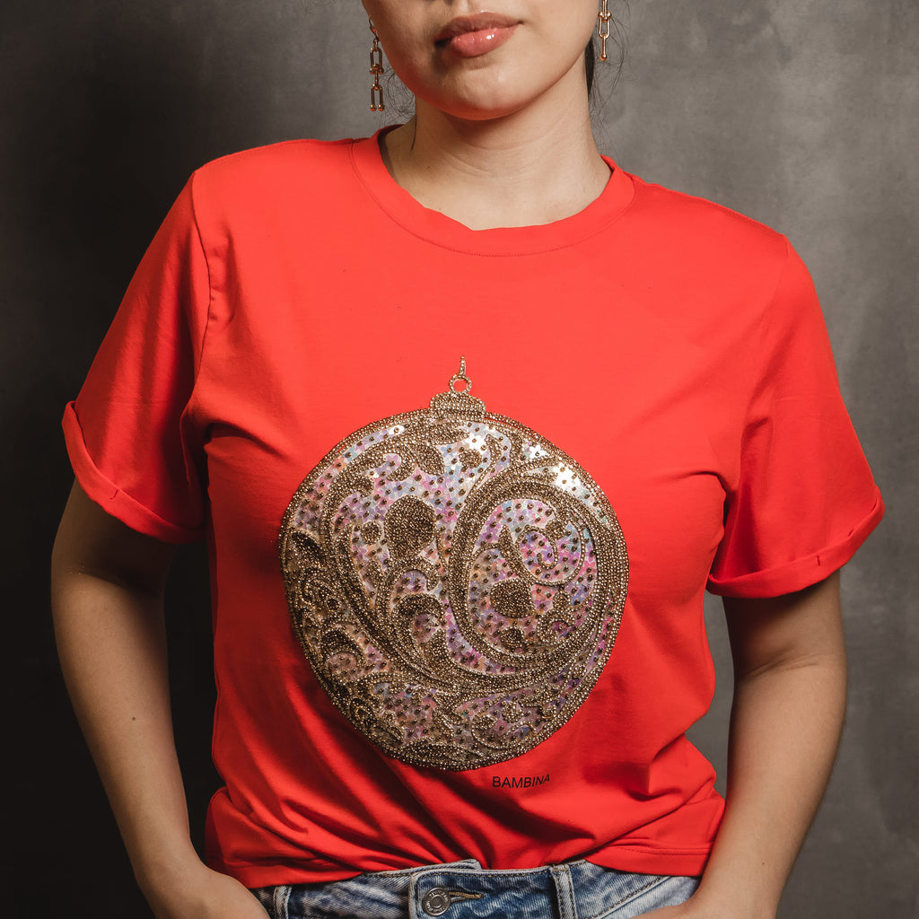Camiseta Navideña Red Golden Ornament – Esfera Dorada Artesanal