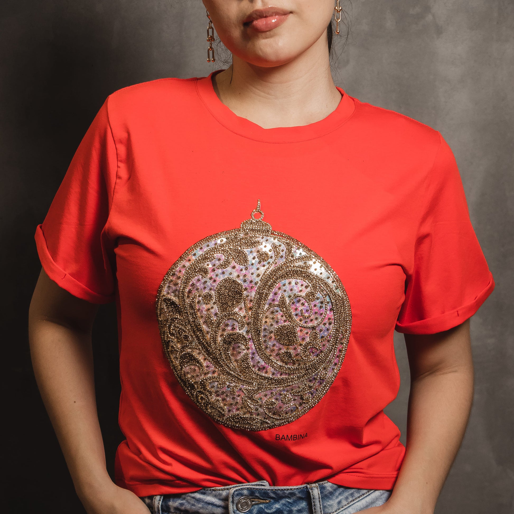 Camiseta Navideña Red Golden Ornament – Esfera Dorada Artesanal