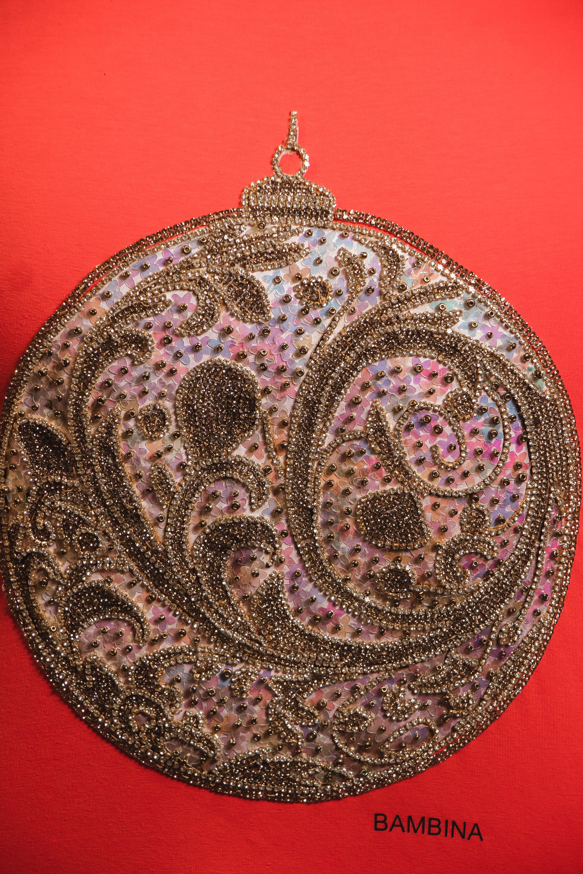 Camiseta Navideña Red Golden Ornament – Esfera Dorada Artesanal