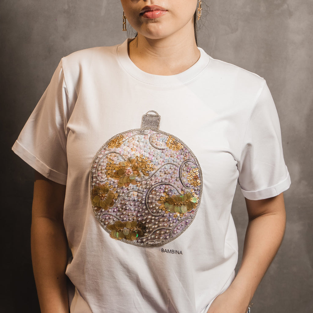 Camiseta Navideña White Crystal Ornament – Esfera Dorada Artesanal