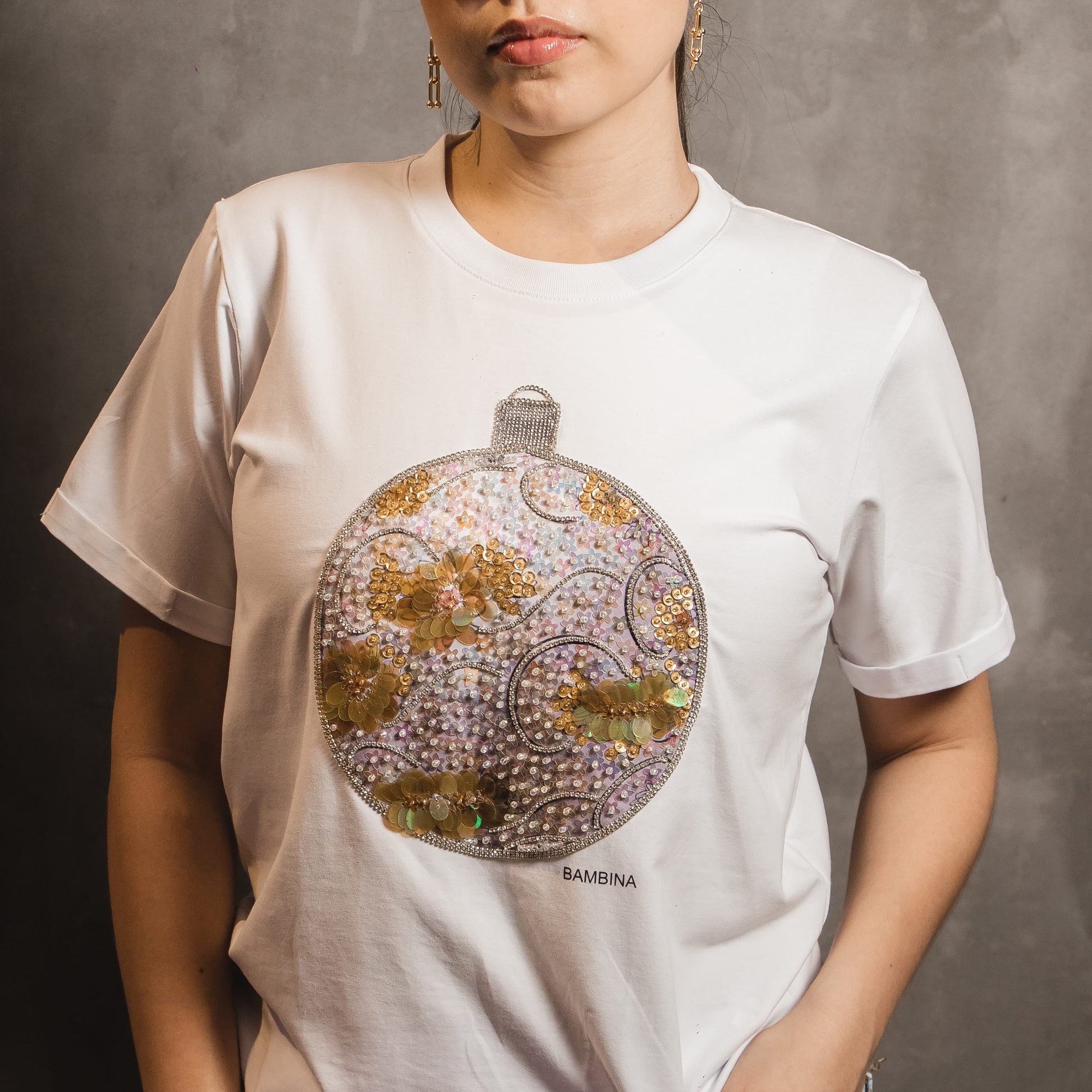 Camiseta Navideña White Crystal Ornament – Esfera Dorada Artesanal