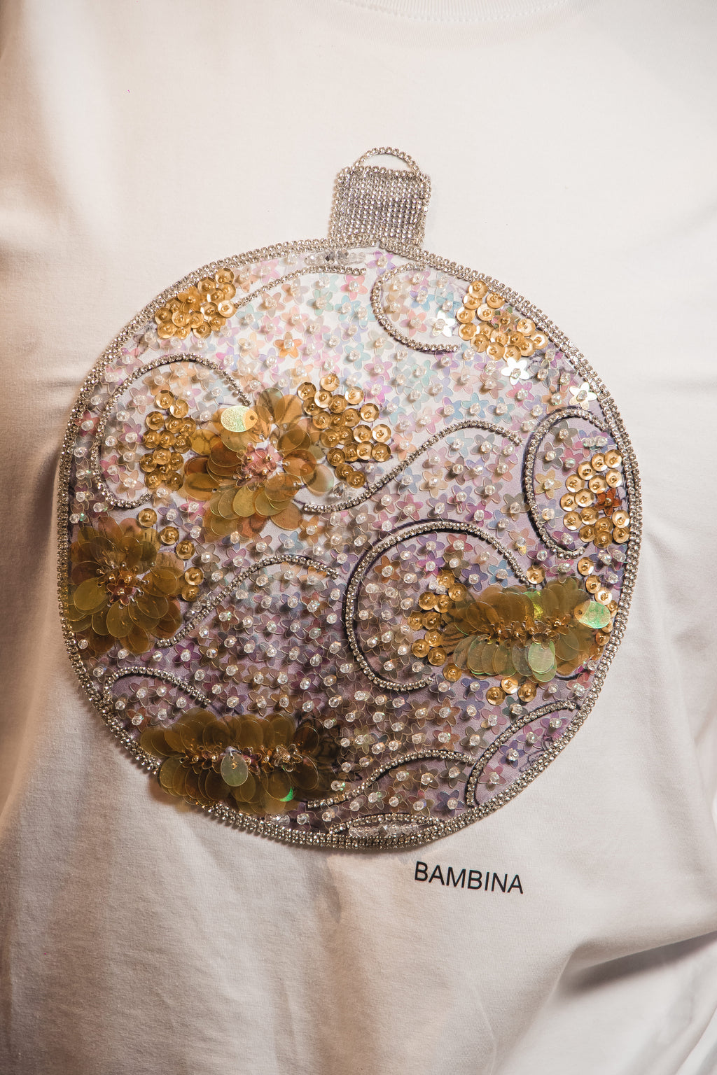 Camiseta Navideña White Crystal Ornament – Esfera Dorada Artesanal