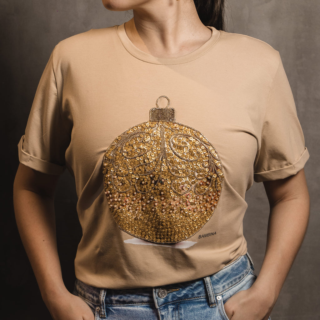Camiseta Navideña Golden Luxe Ornament – Esfera Dorada Artesanal
