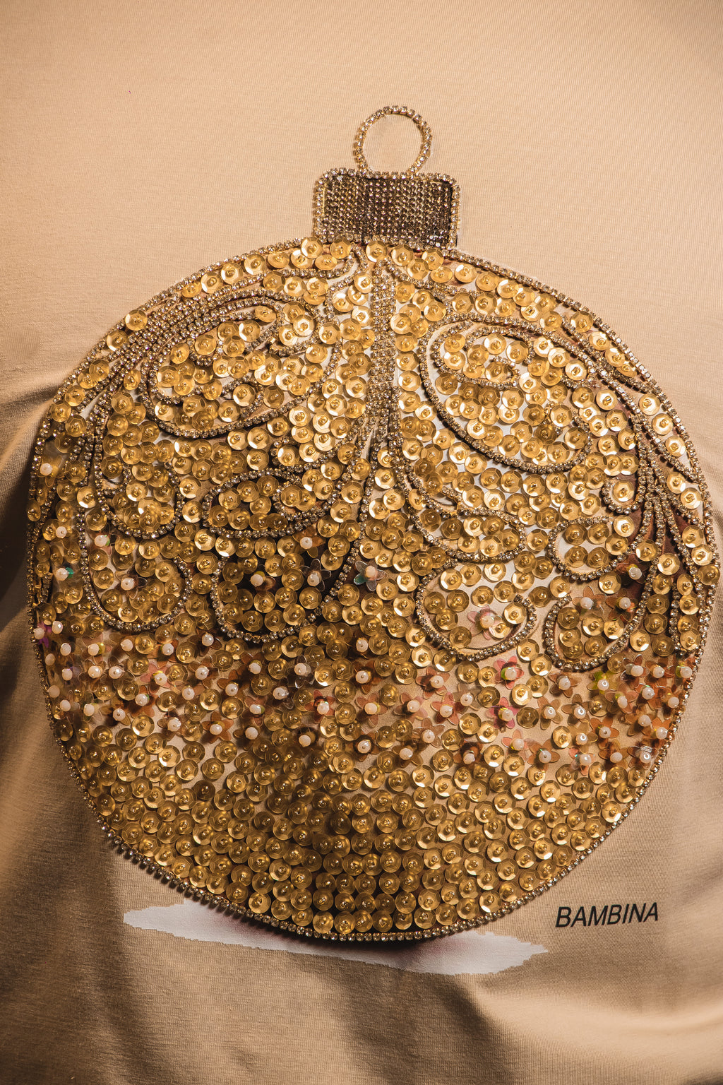 Camiseta Navideña Golden Luxe Ornament – Esfera Dorada Artesanal