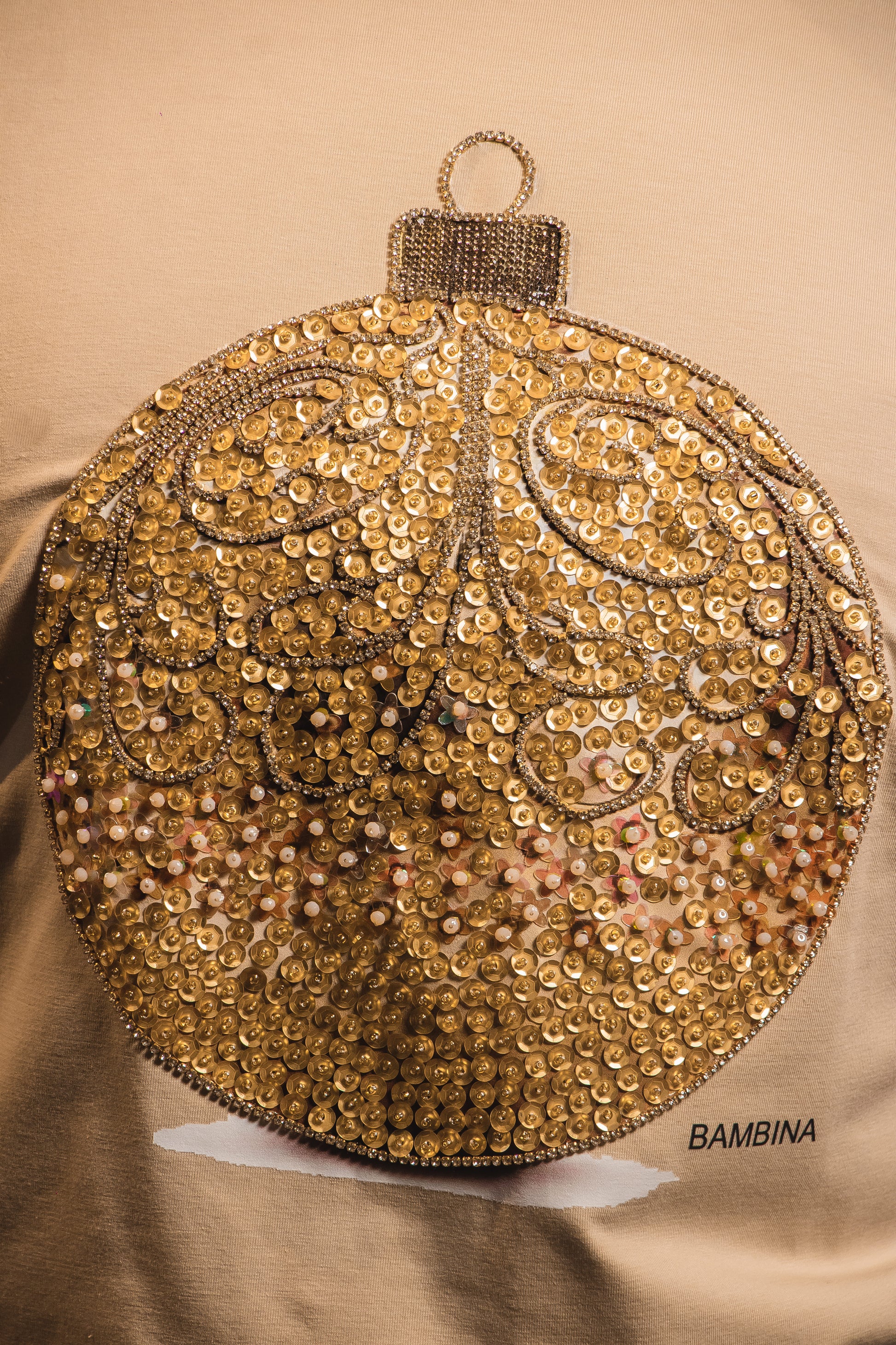Camiseta Navideña Golden Luxe Ornament – Esfera Dorada Artesanal
