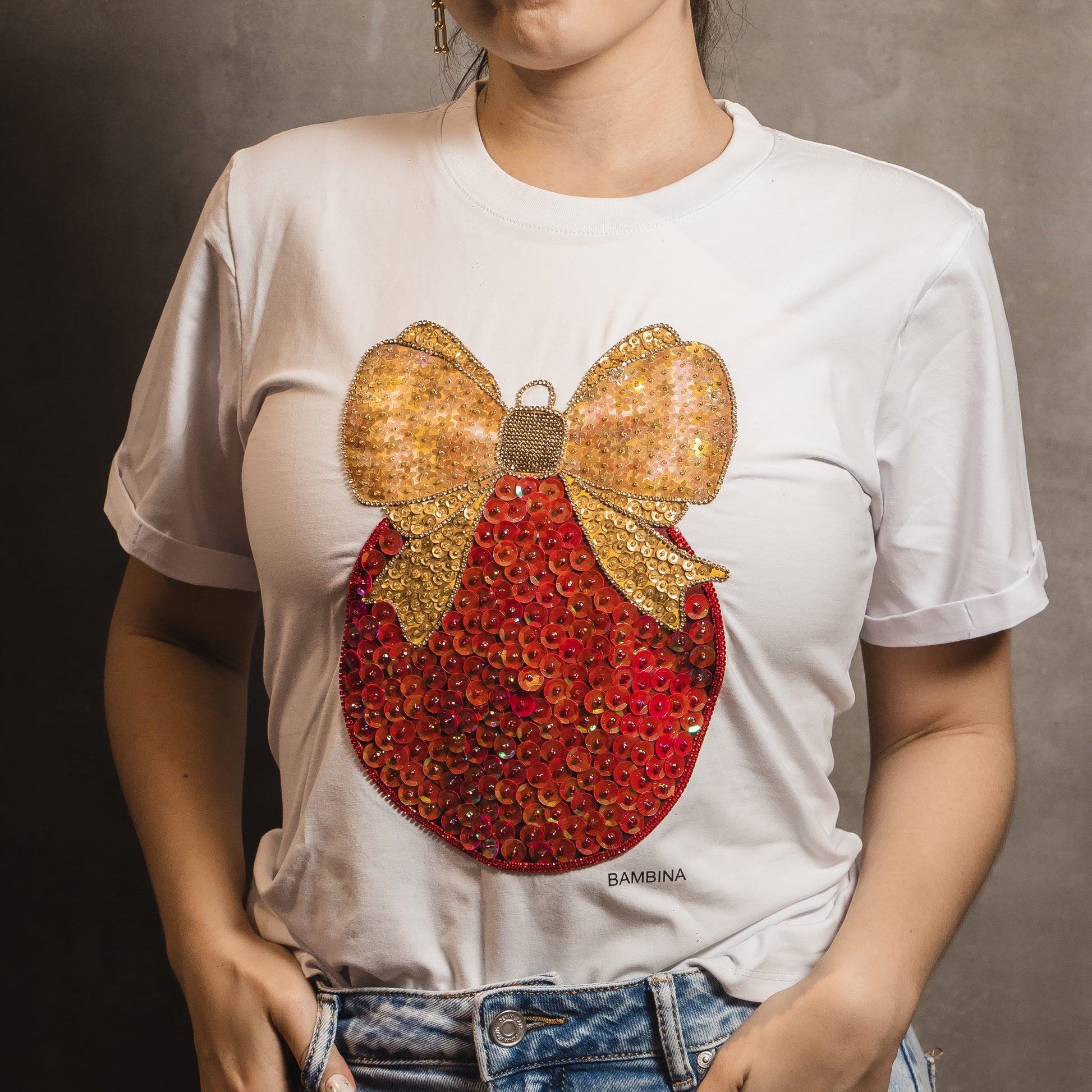 Camiseta Navideña Red & Gold Bow Ornament – Esfera Artesanal con Lazo Dorado