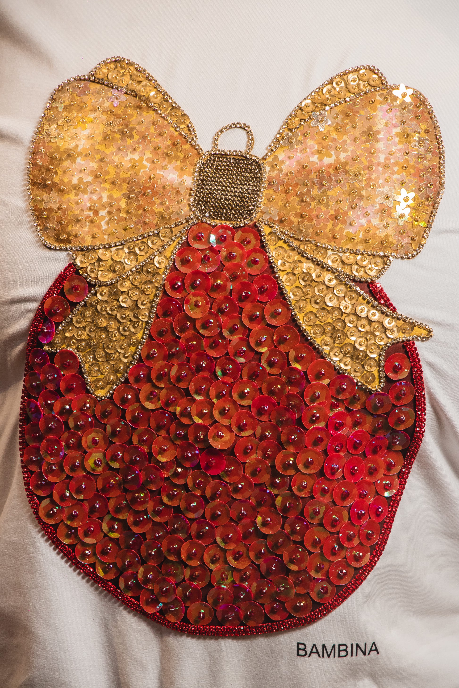 Camiseta Navideña Red & Gold Bow Ornament – Esfera Artesanal con Lazo Dorado