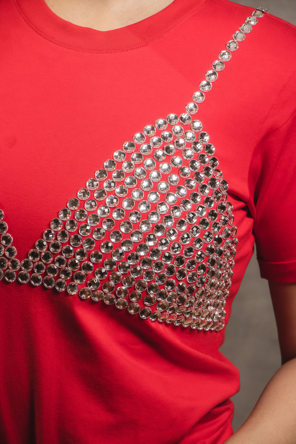 Camiseta Red Crystal Bra – Top de Brillos Artesanal