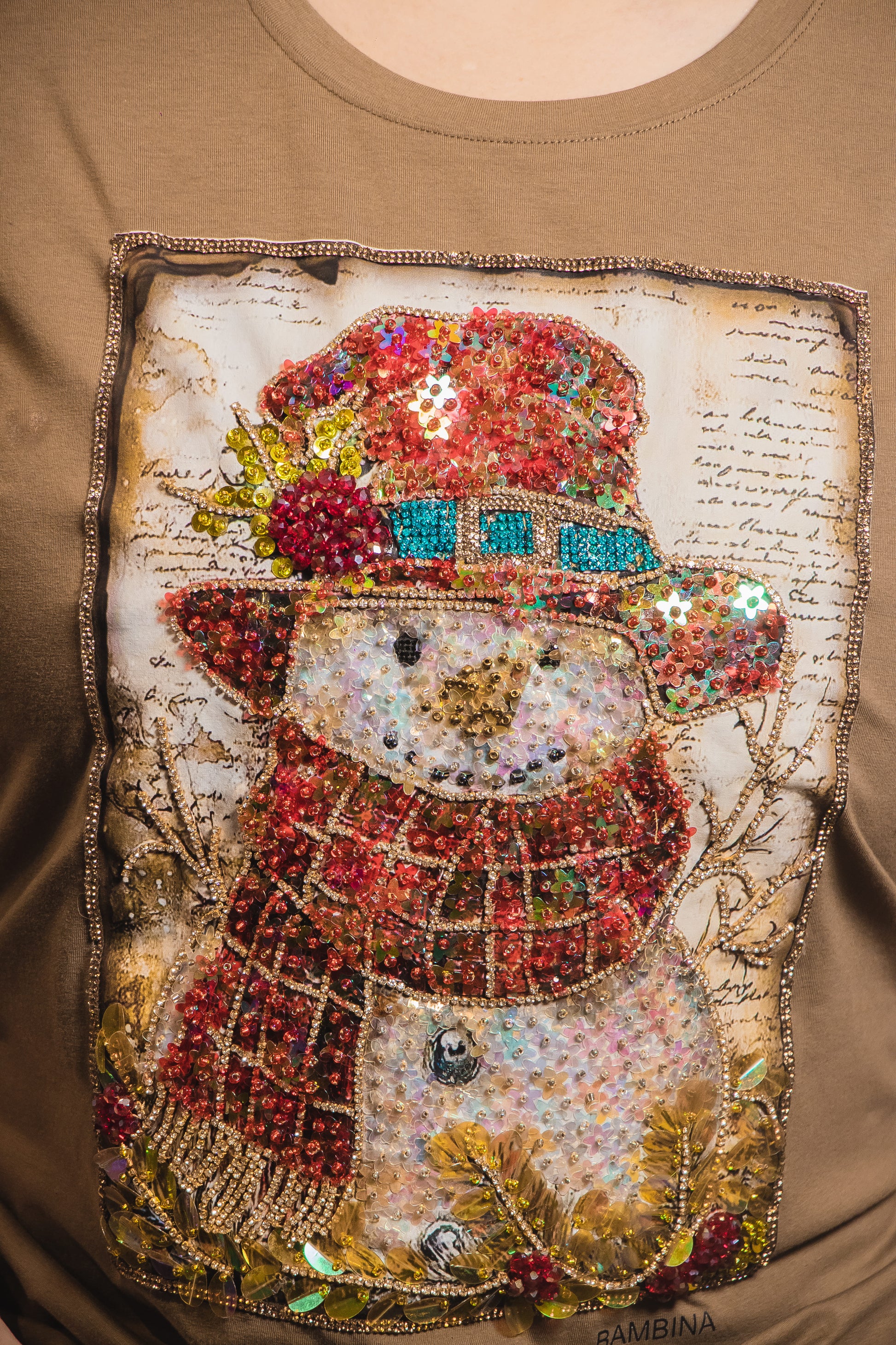 Camiseta Navideña Snow Glow – Muñeco de Nieve con Pedrería Artesanal