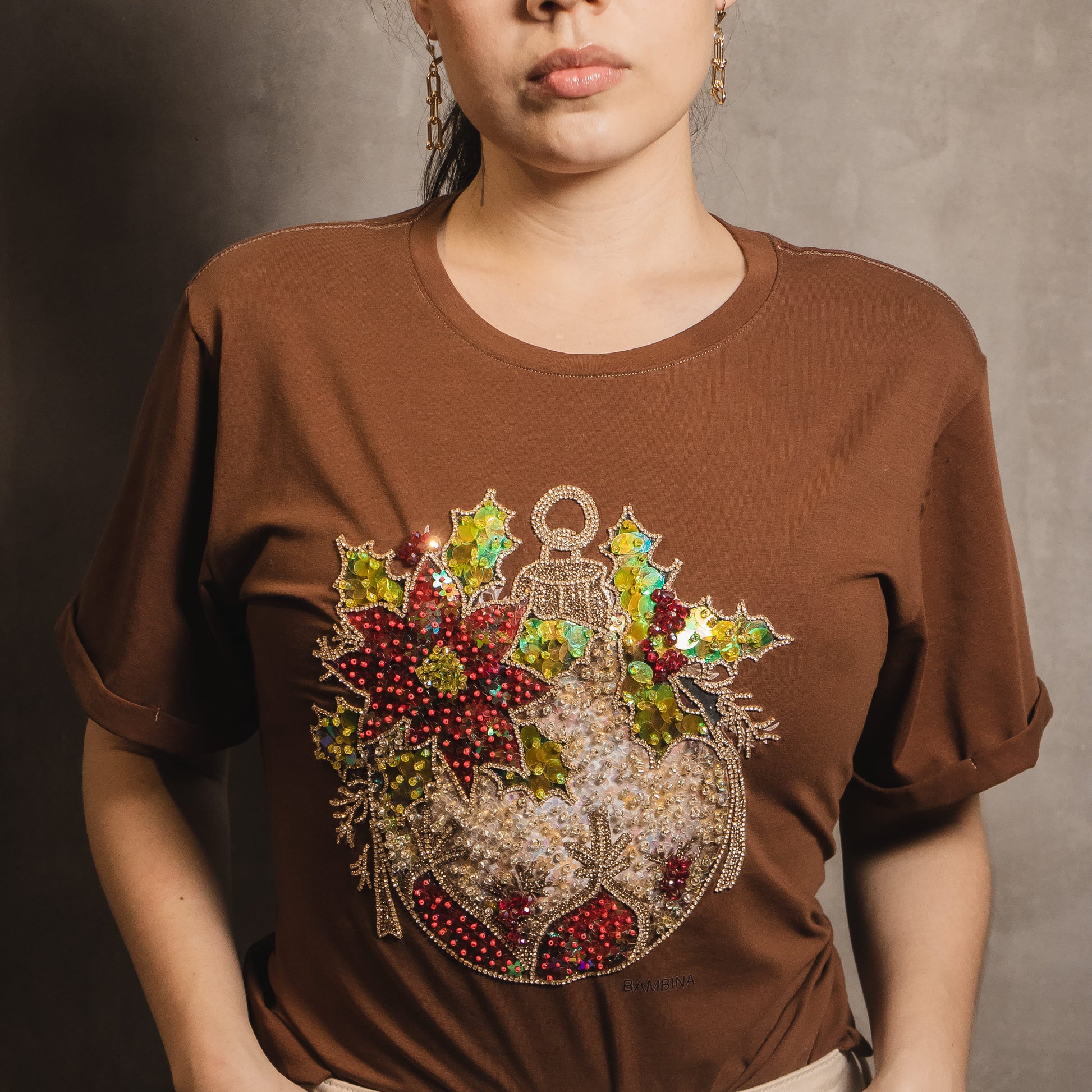 Camiseta Navideña Holly Luxe Ornament – Esfera con Hojas y Pedrería Artesanal