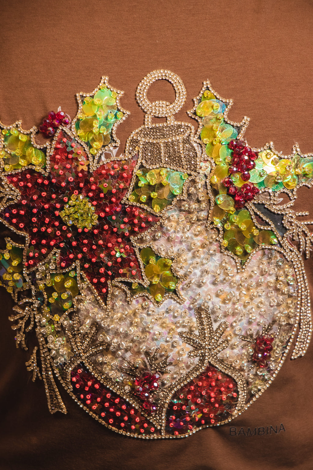 Camiseta Navideña Holly Luxe Ornament – Esfera con Hojas y Pedrería Artesanal