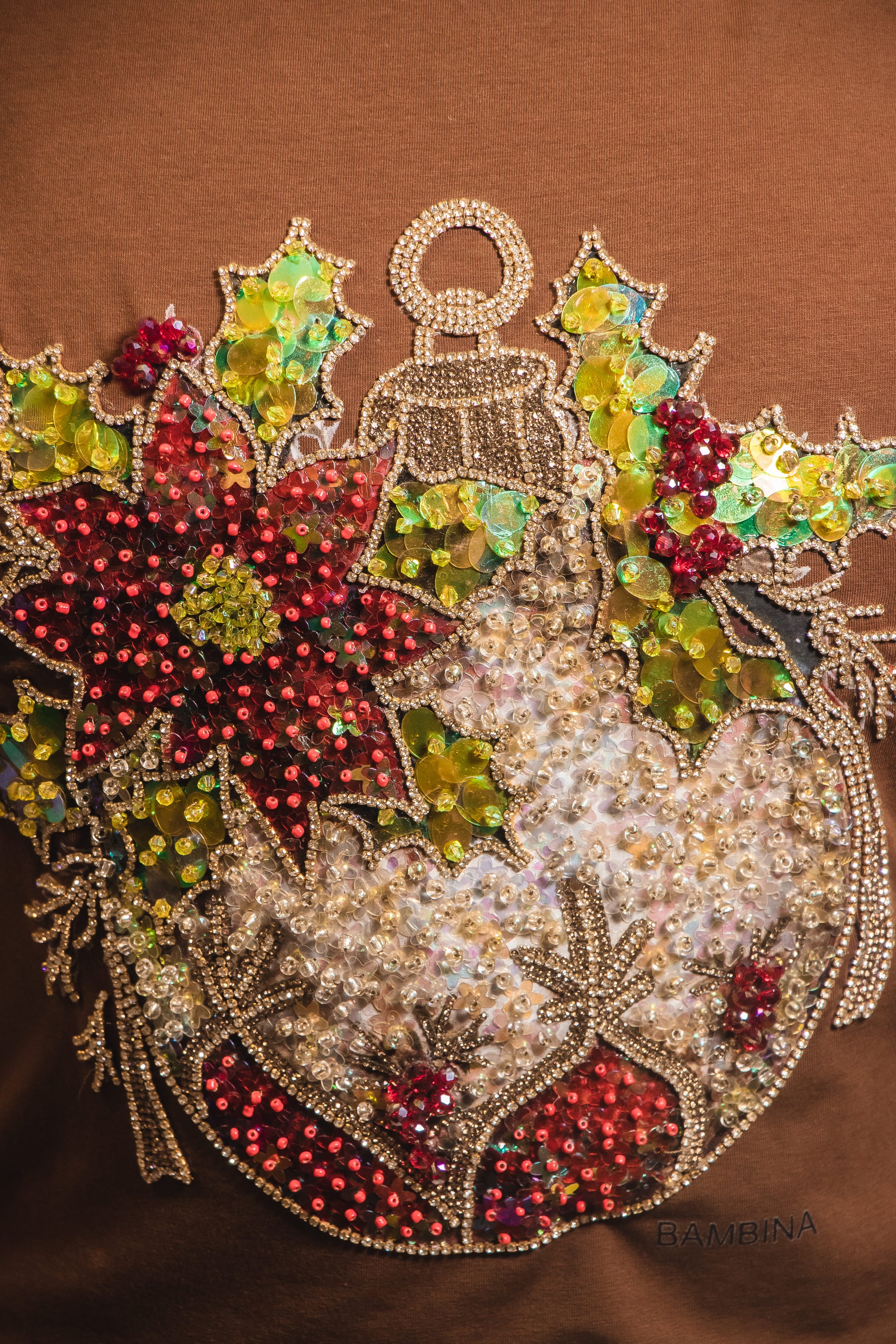 Camiseta Navideña Holly Luxe Ornament – Esfera con Hojas y Pedrería Artesanal
