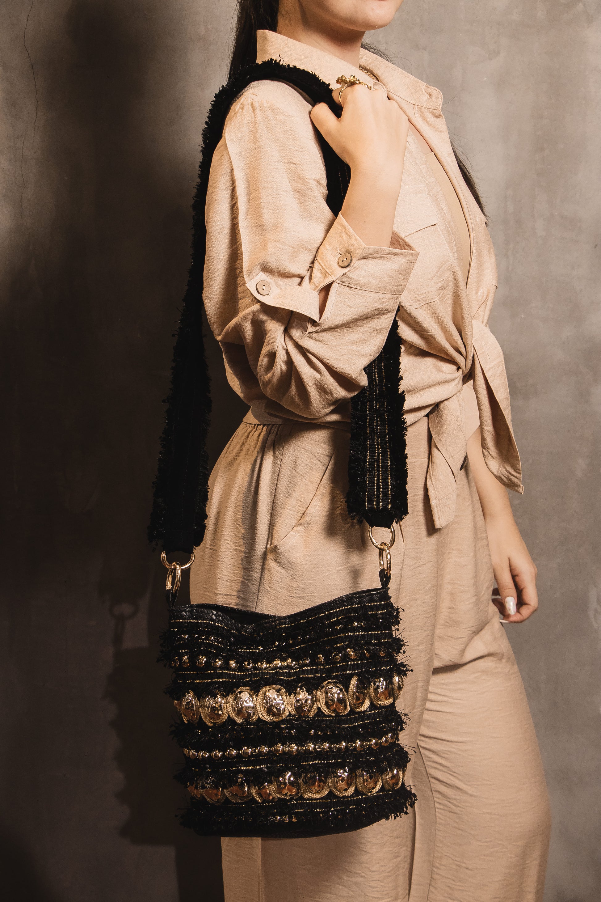 Bolso Artesanal Black Crystal Stripes – Pedrería Dorada & Correa Ancha