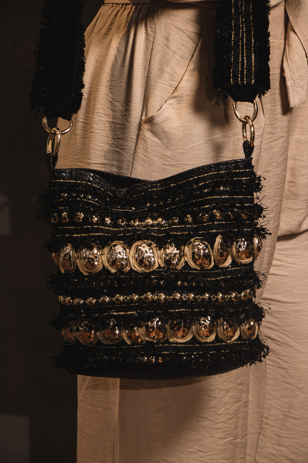 Bolso Artesanal Black Crystal Stripes – Pedrería Dorada & Correa Ancha