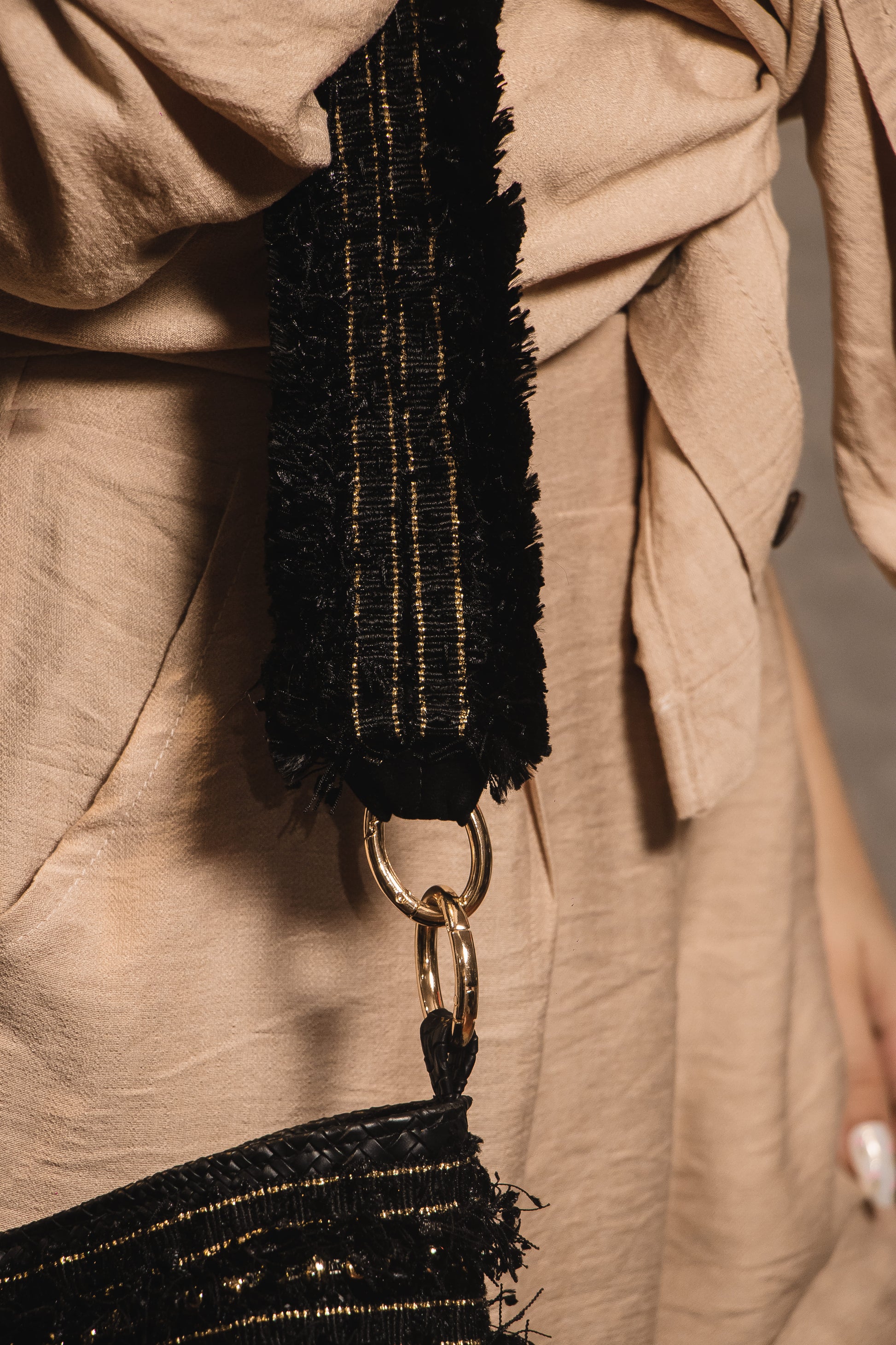 Bolso Artesanal Black Crystal Stripes – Pedrería Dorada & Correa Ancha