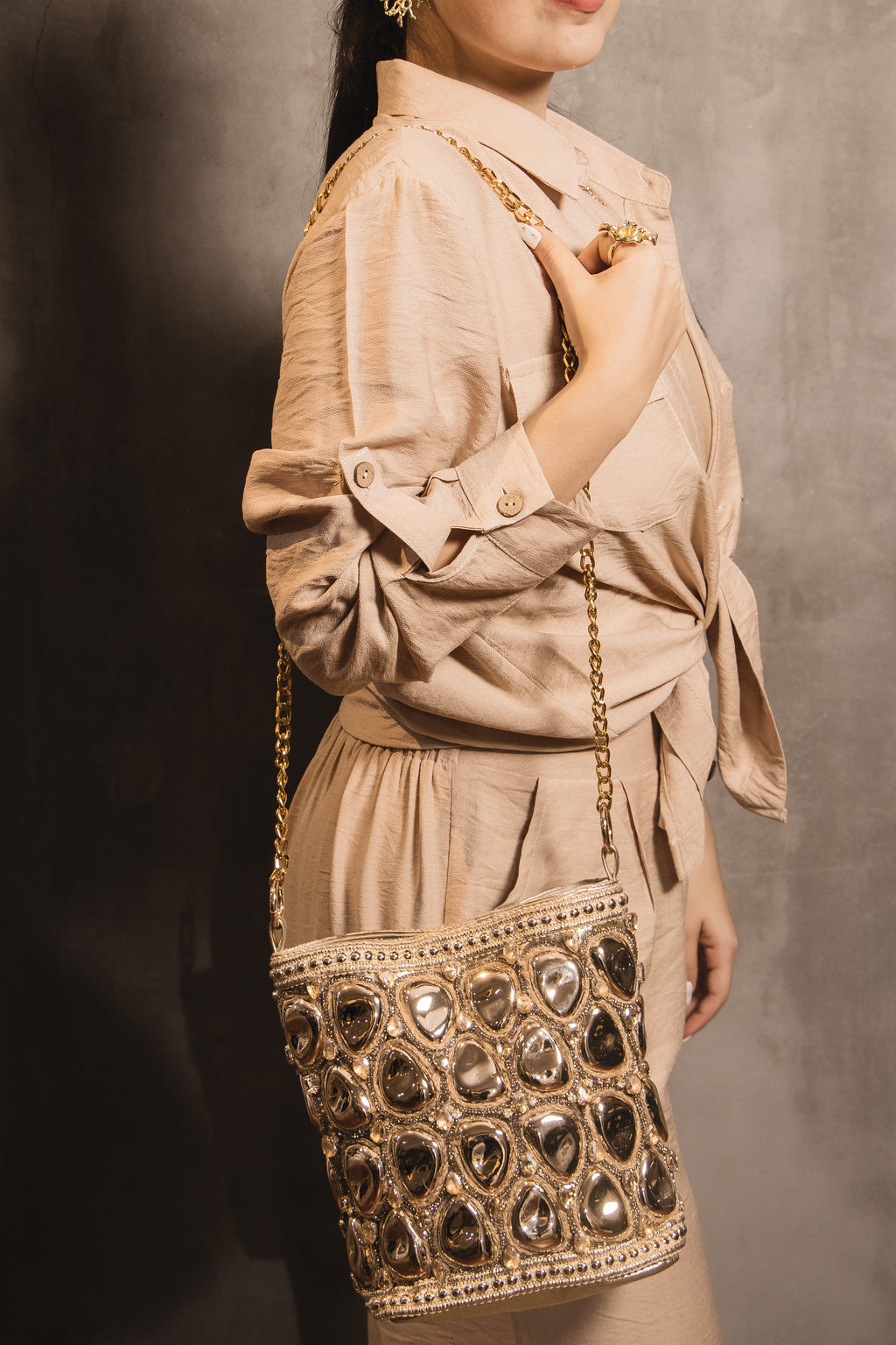 Bolso Artesanal Golden Mirror Luxe – Pedrería Metálica & Detalles Dorados