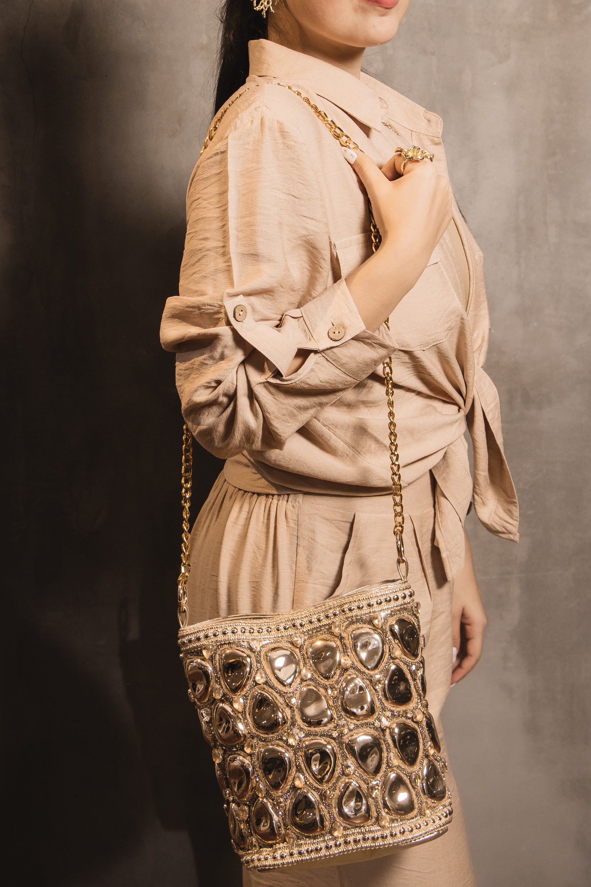 Bolso Artesanal Golden Mirror Luxe – Pedrería Metálica & Detalles Dorados