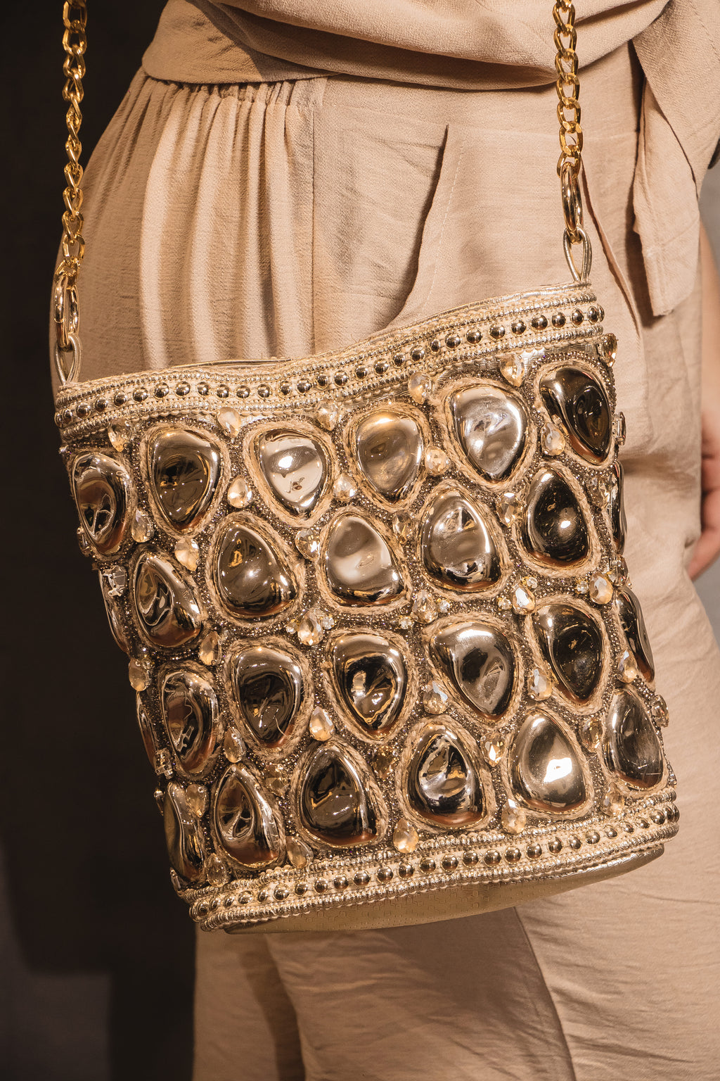 Bolso Artesanal Golden Mirror Luxe – Pedrería Metálica & Detalles Dorados