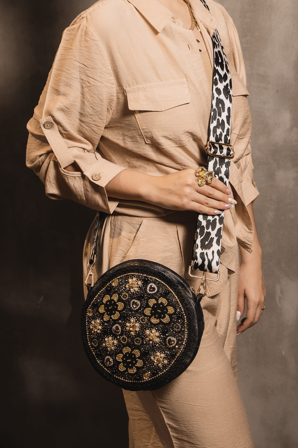 Bolso Artesanal Black Luxe Bloom – Pedrería Dorada & Correa Animal Print