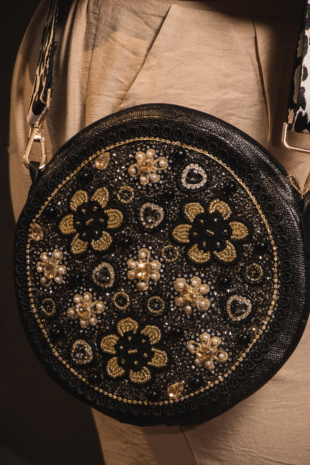 Bolso Artesanal Black Luxe Bloom – Pedrería Dorada & Correa Animal Print