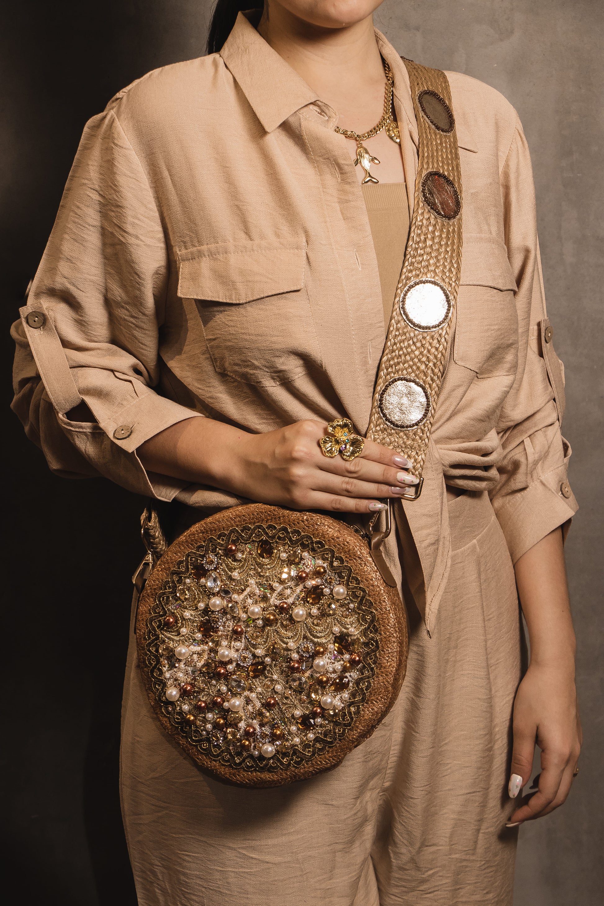 Bolso Artesanal Golden Galaxy – Pedrería & Correa Decorativa