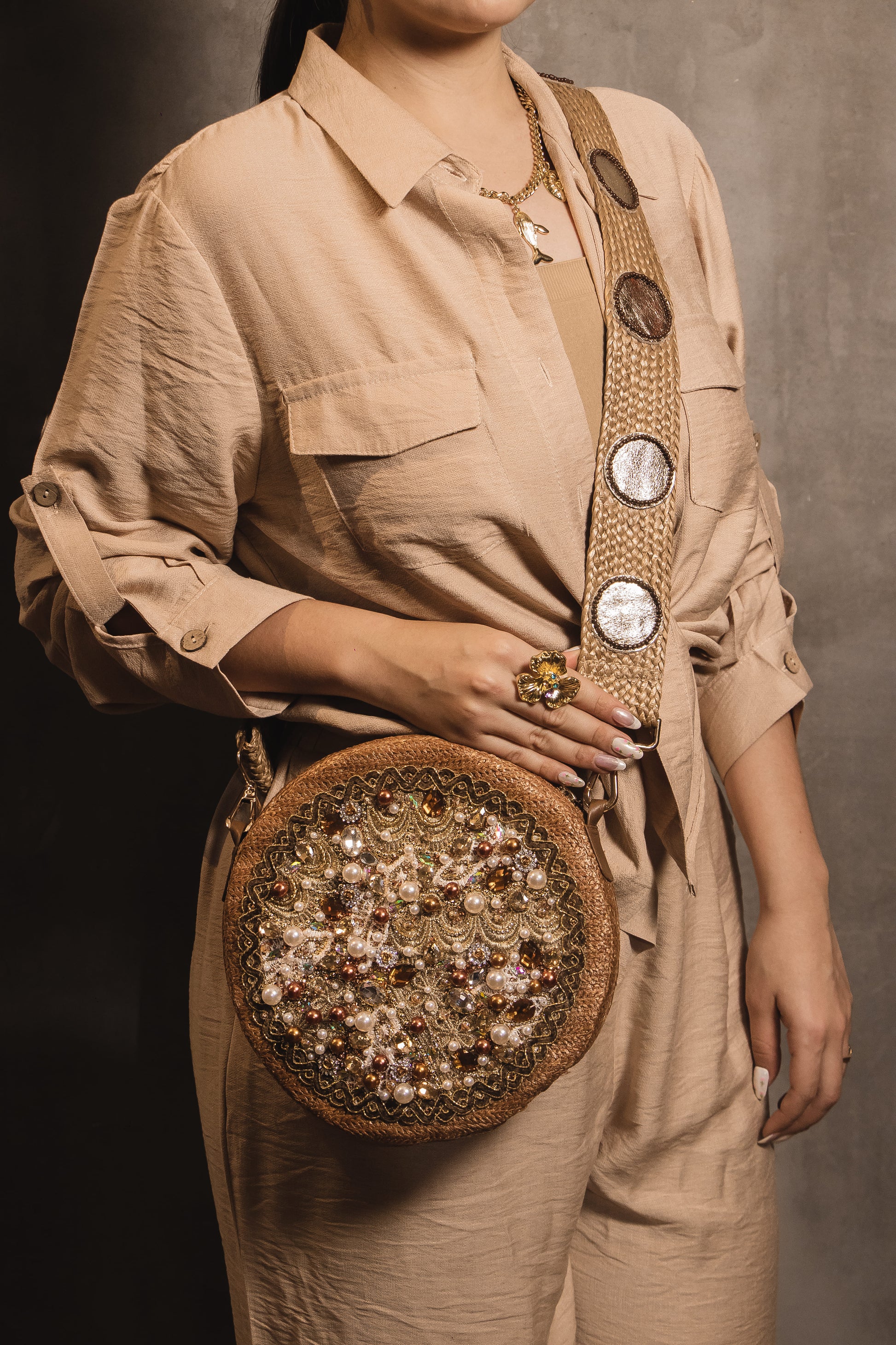 Bolso Artesanal Golden Galaxy – Pedrería & Correa Decorativa