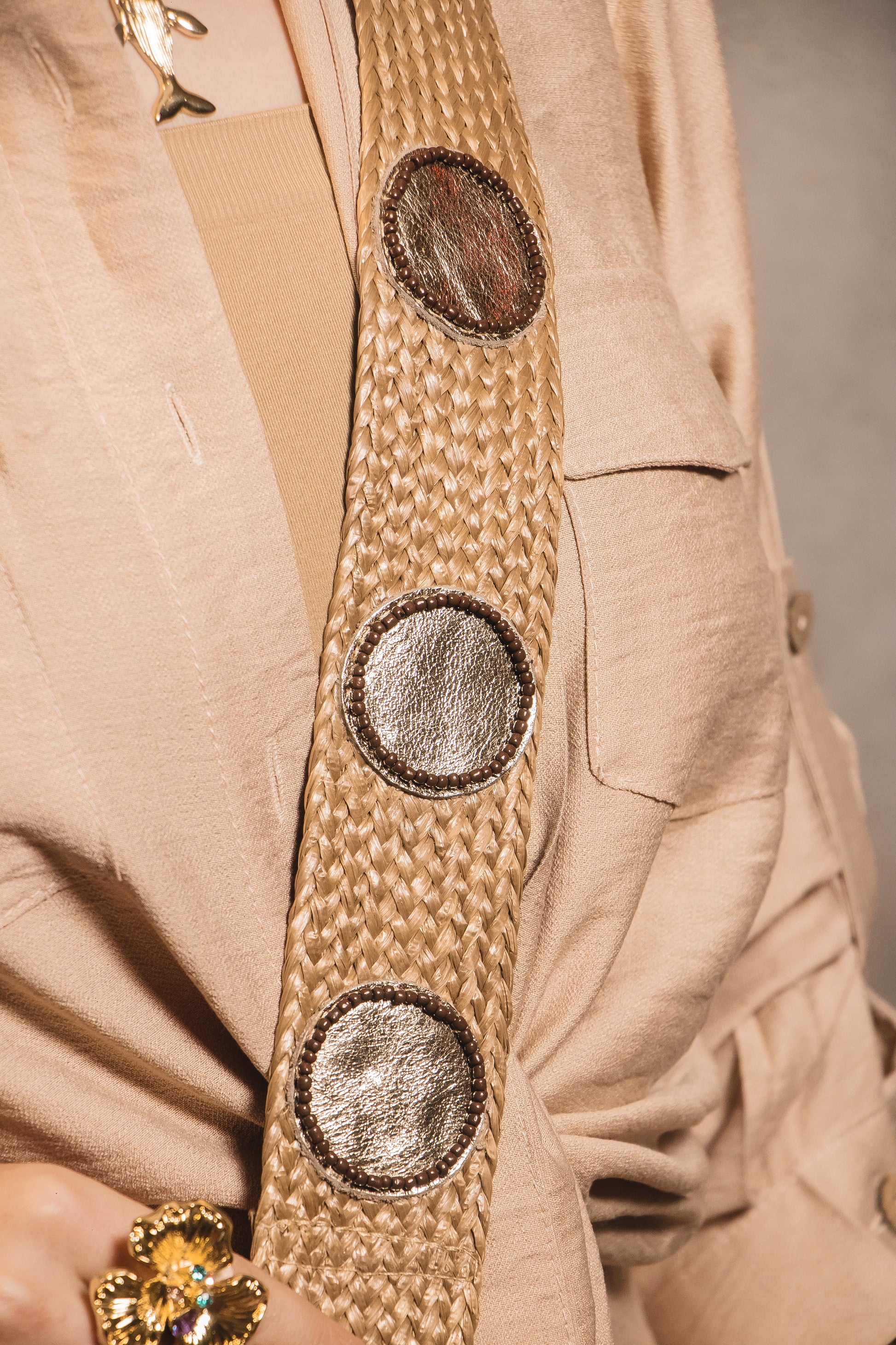 Bolso Artesanal Golden Galaxy – Pedrería & Correa Decorativa