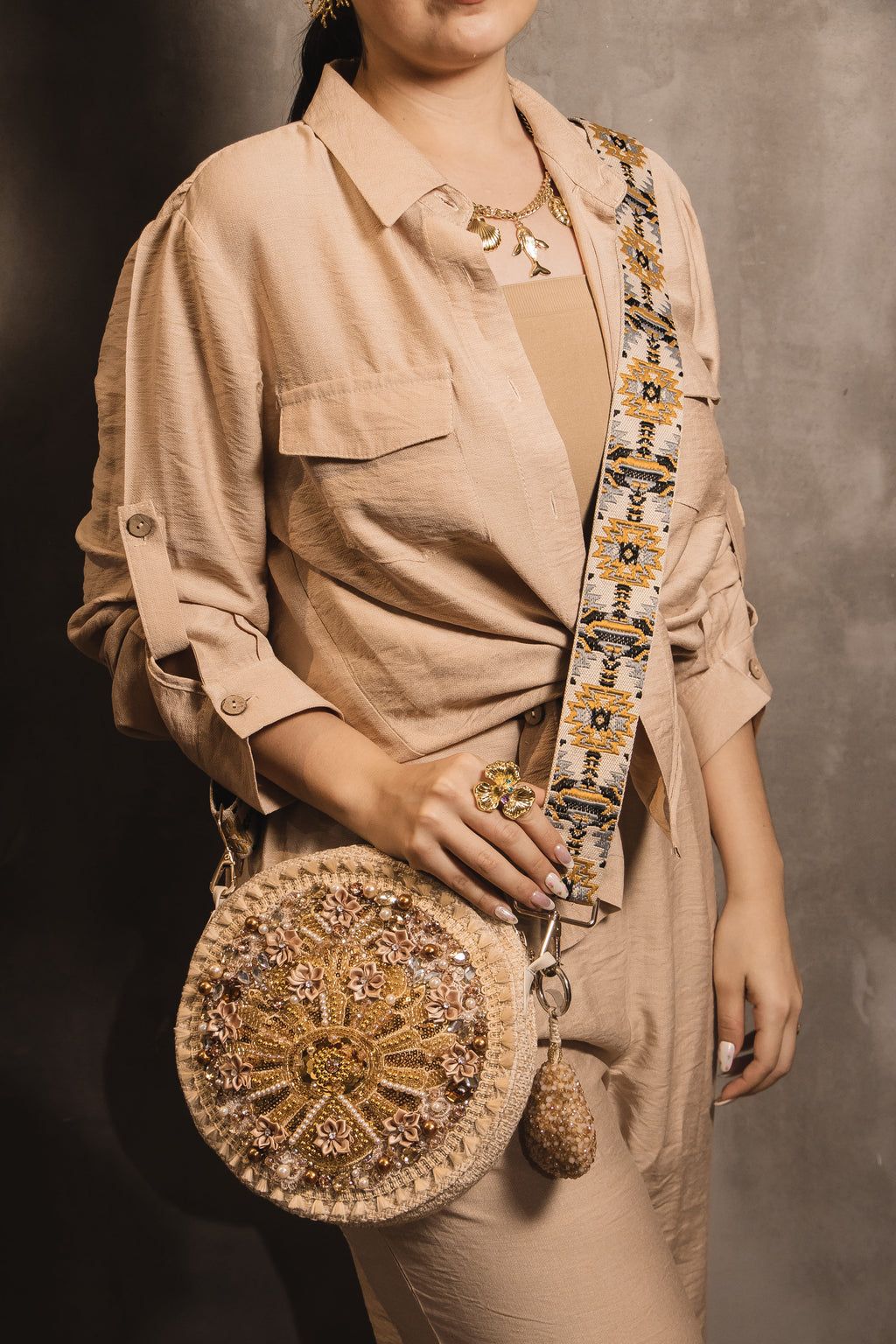 Bolso Artesanal Golden Bloom – Bordado a Mano con Pedrería