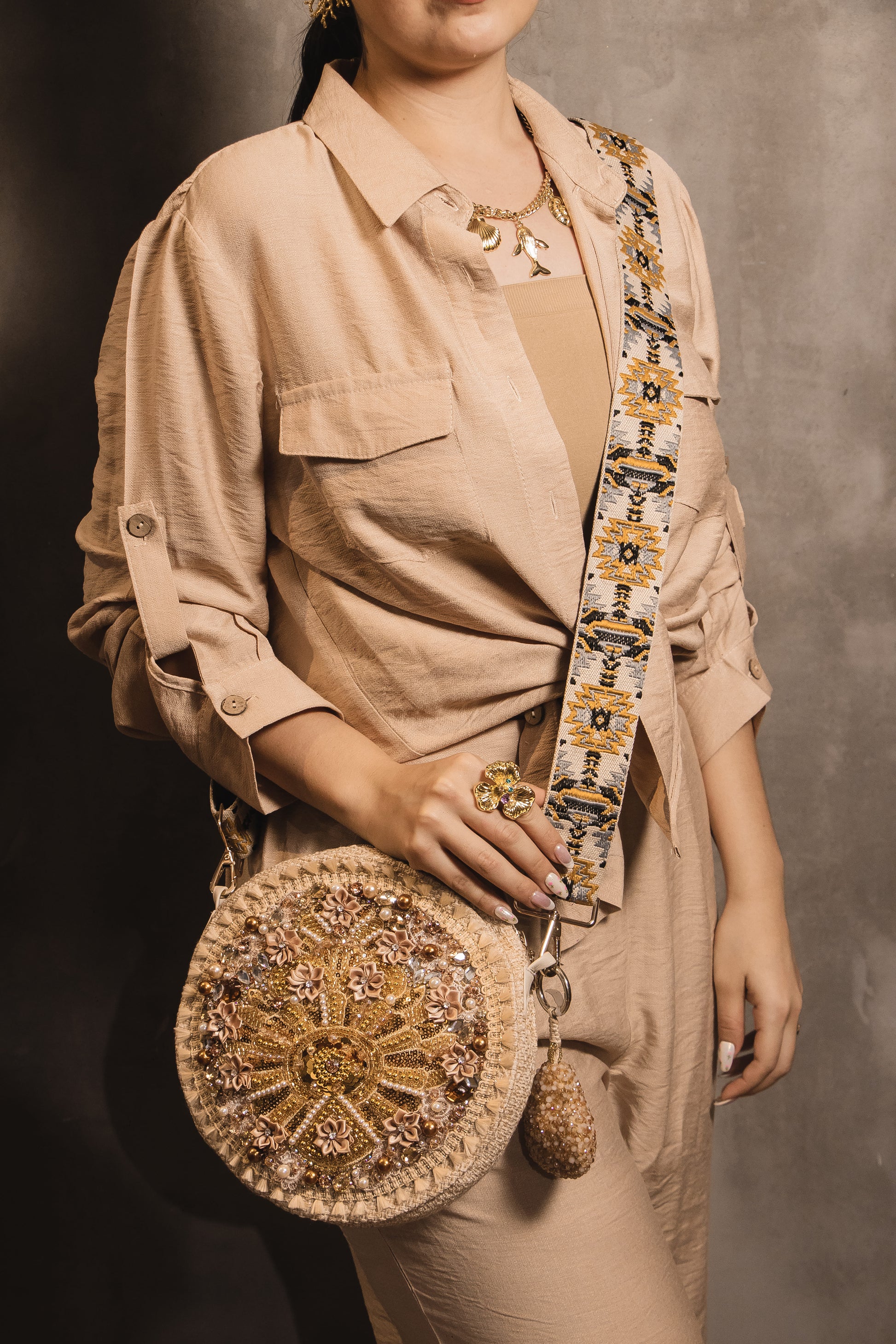 Bolso Artesanal Golden Bloom – Bordado a Mano con Pedrería