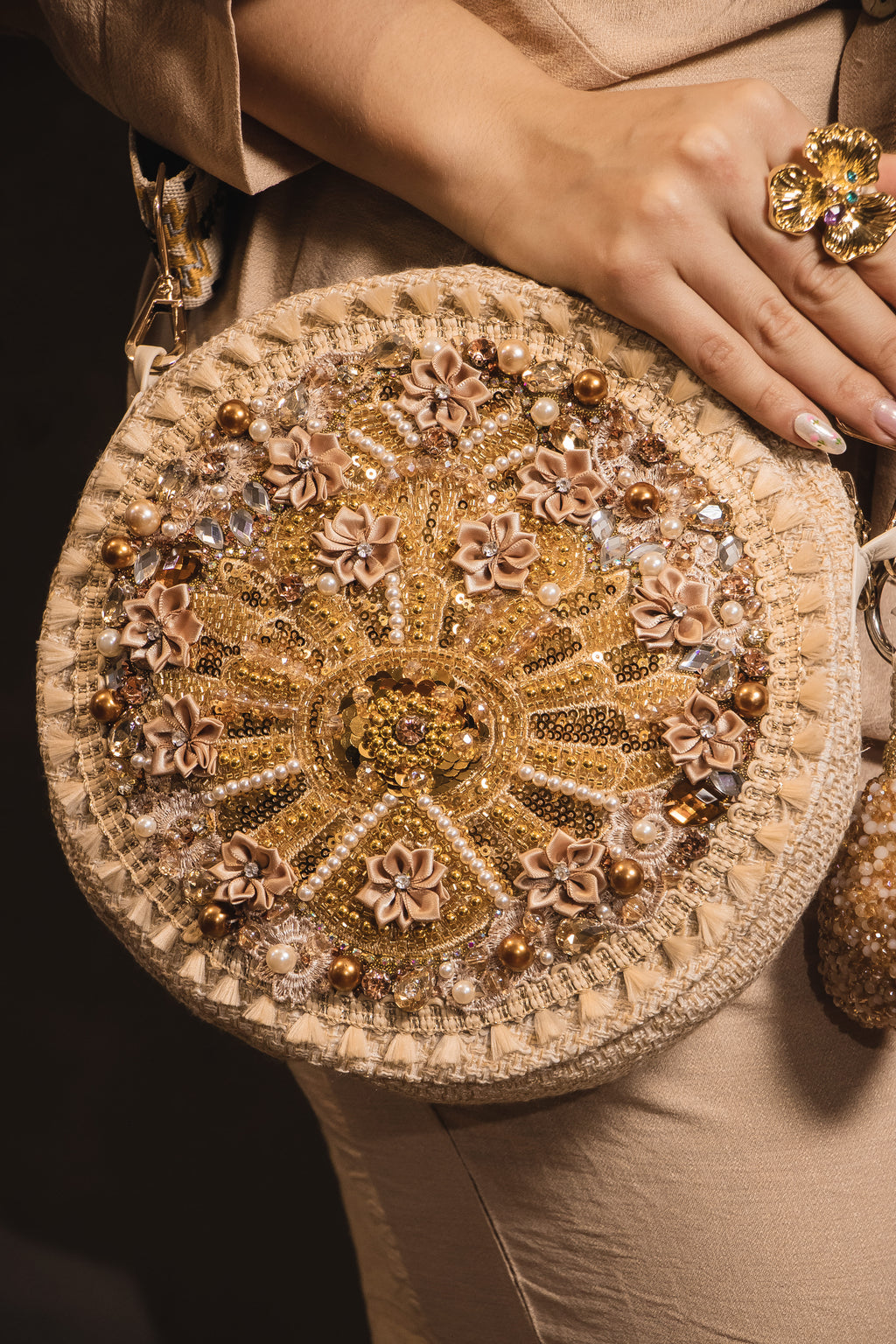 Bolso Artesanal Golden Bloom – Bordado a Mano con Pedrería