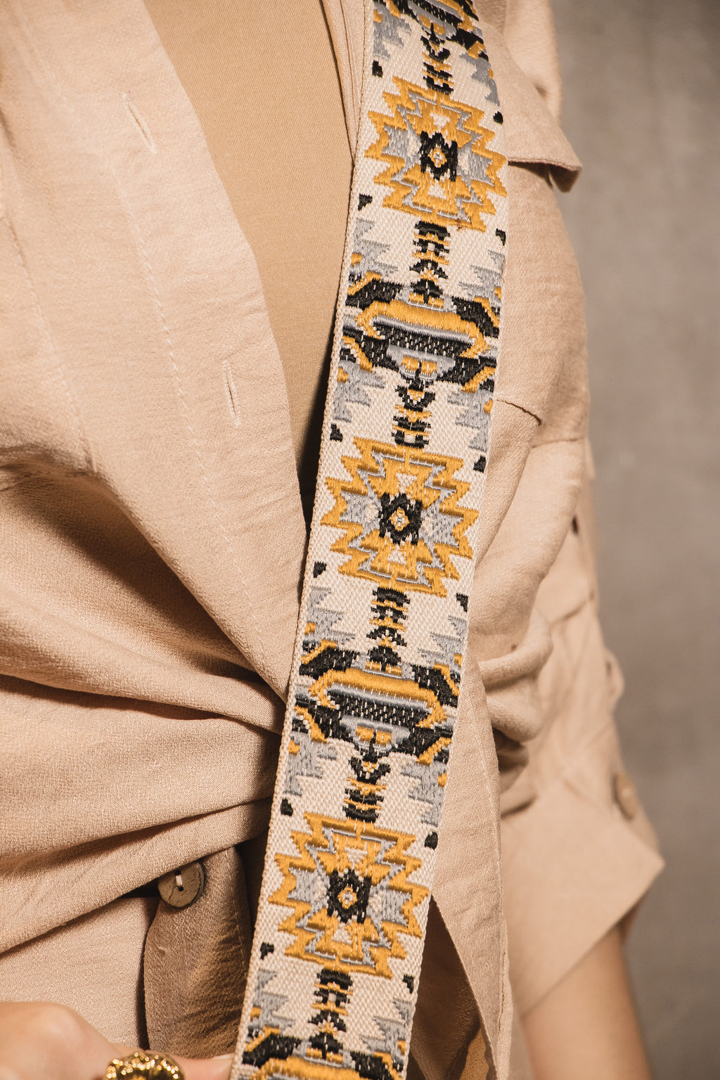 Bolso Artesanal Golden Bloom – Bordado a Mano con Pedrería