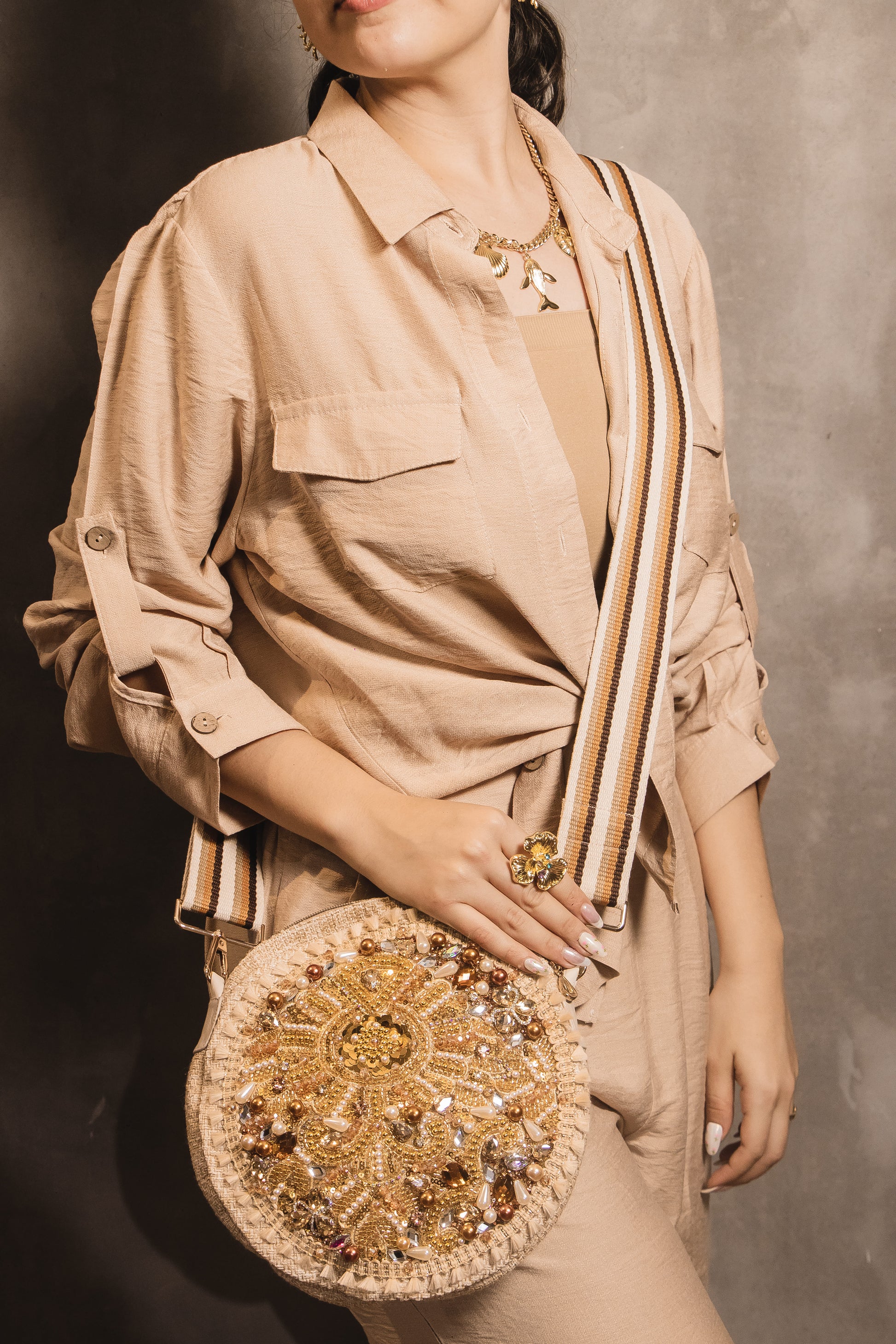 Bolso Artesanal Golden Sunburst – Pedrería Dorada & Correa Tricolor