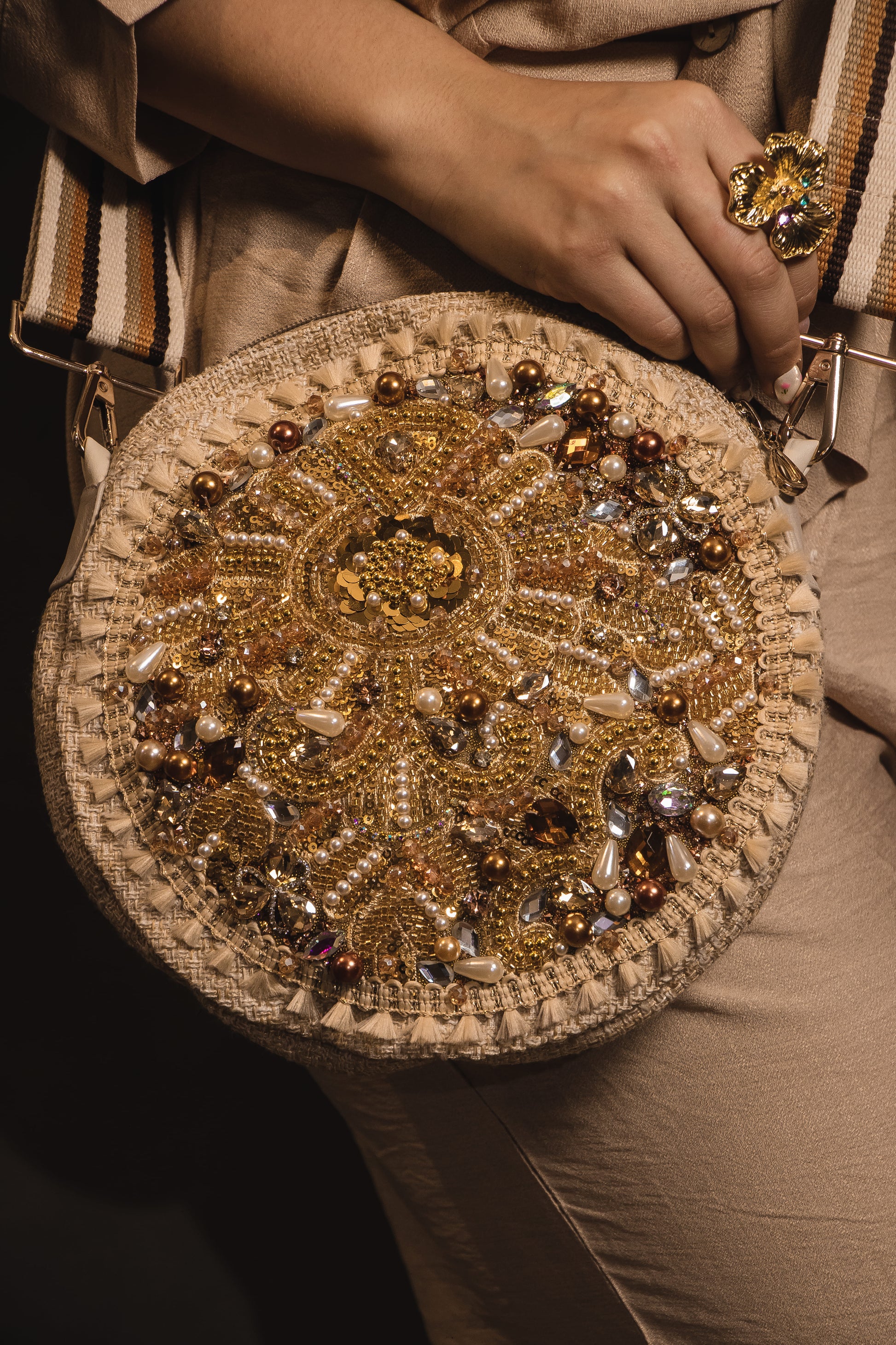 Bolso Artesanal Golden Sunburst – Pedrería Dorada & Correa Tricolor