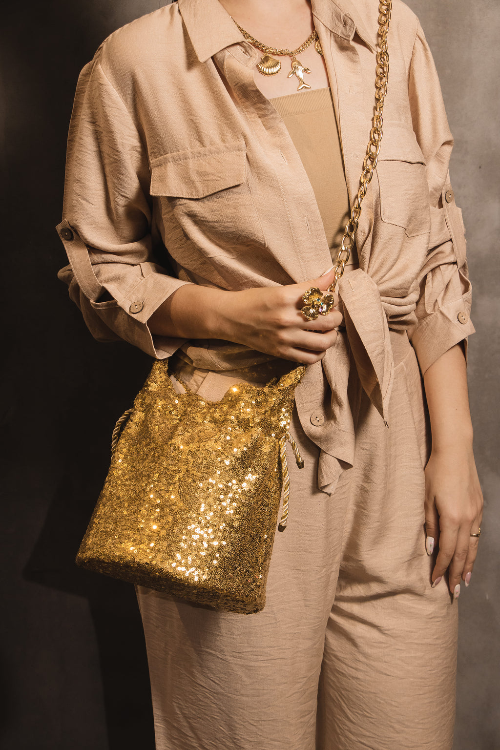 Bolso Dorado Bucket Shine – Lentejuelas & Cadena Luxury