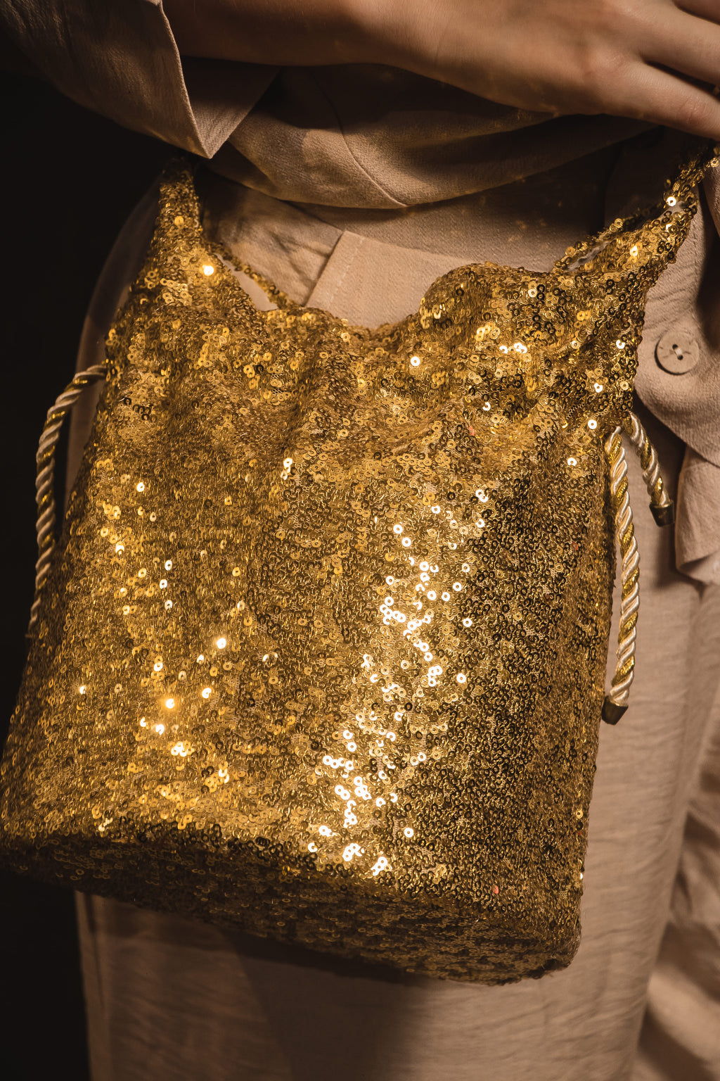 Bolso Dorado Bucket Shine – Lentejuelas & Cadena Luxury