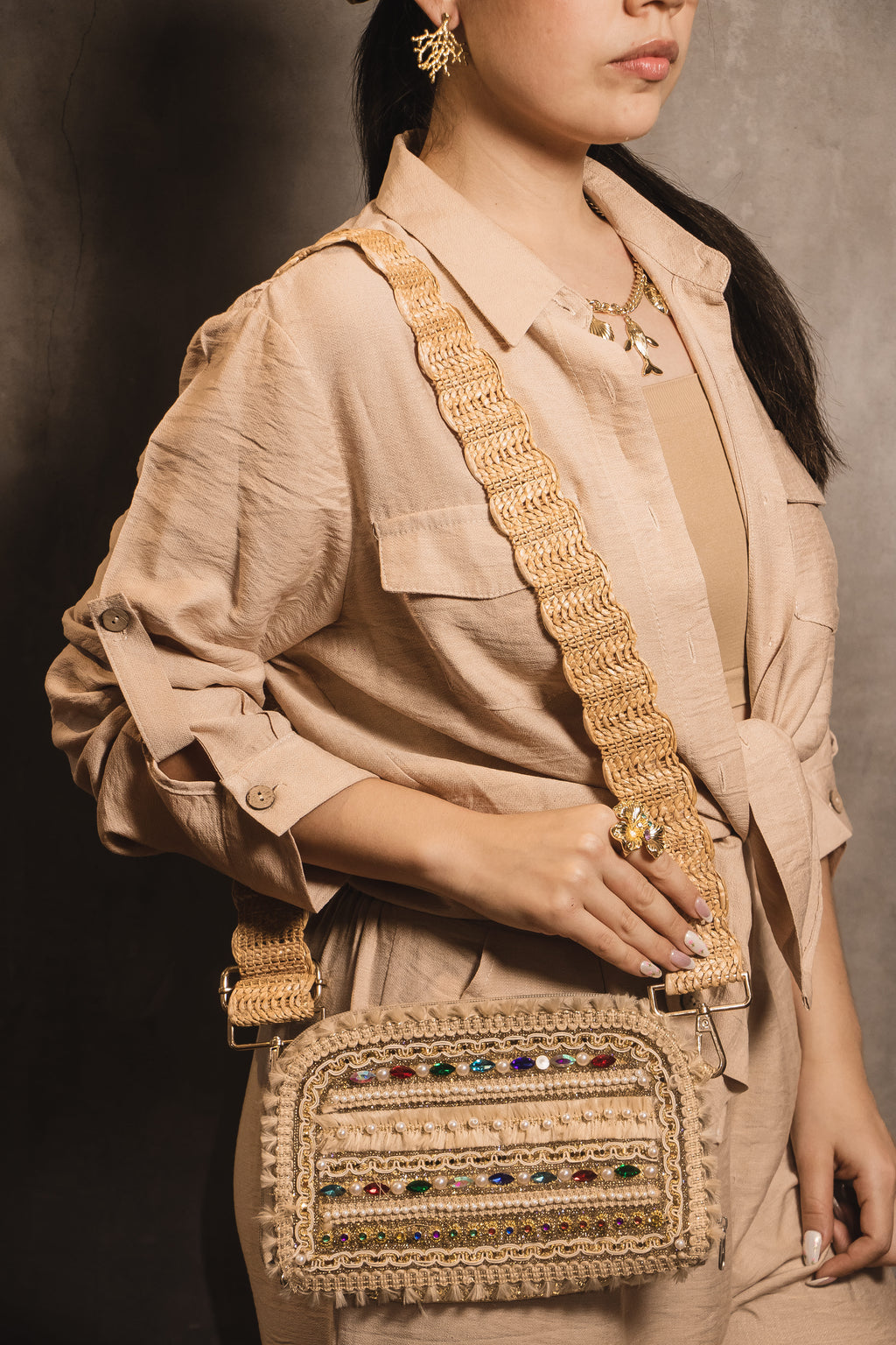 Bolso Artesanal Golden Rainbow – Tejido con Piedras de Colores