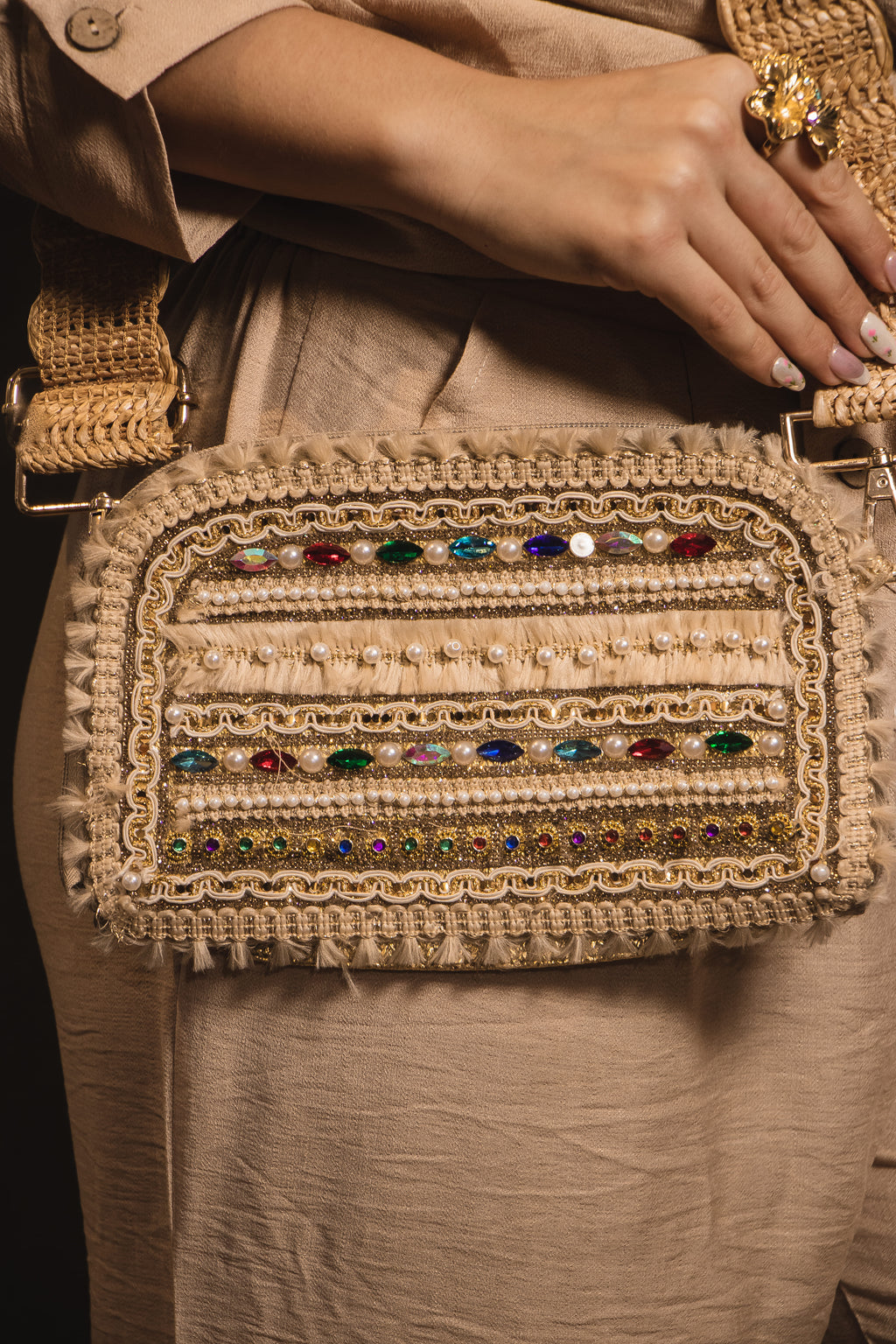 Bolso Artesanal Golden Rainbow – Tejido con Piedras de Colores