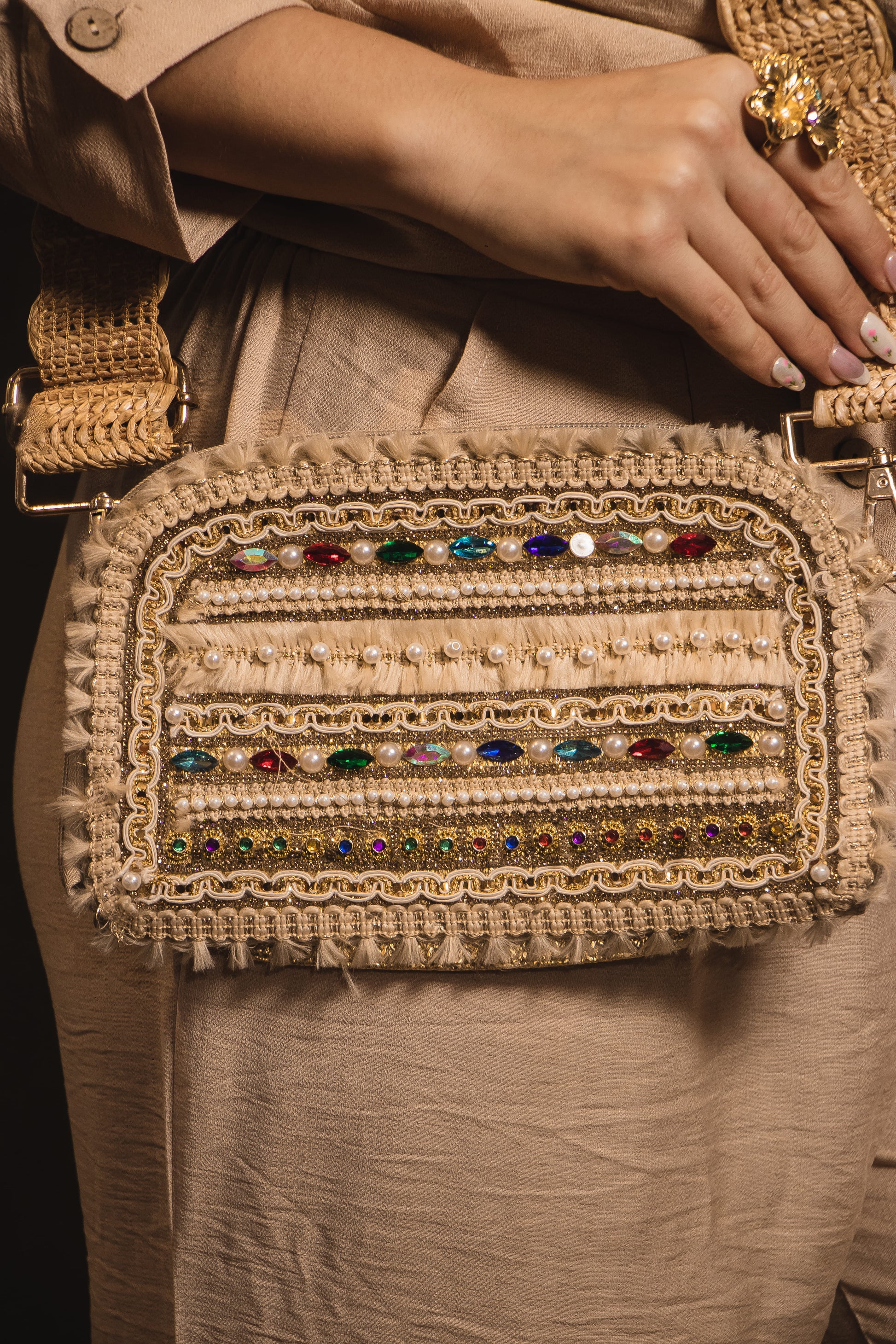 Bolso Artesanal Golden Rainbow – Tejido con Piedras de Colores