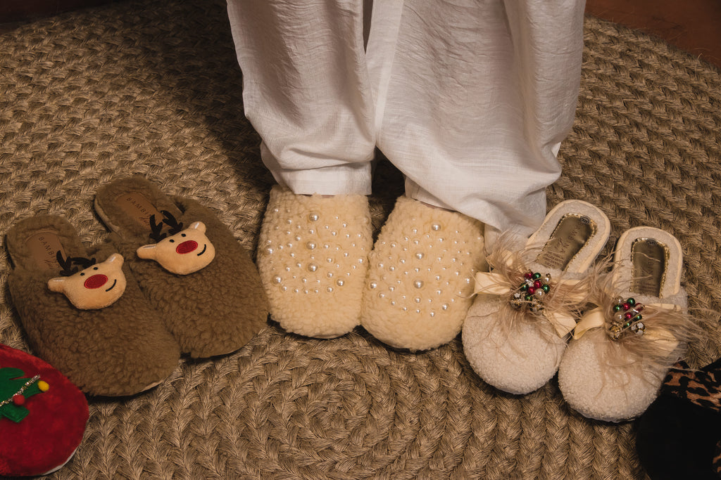 Pantuflas Navideñas Glam Bow – Perlas y Brillos Artesanales