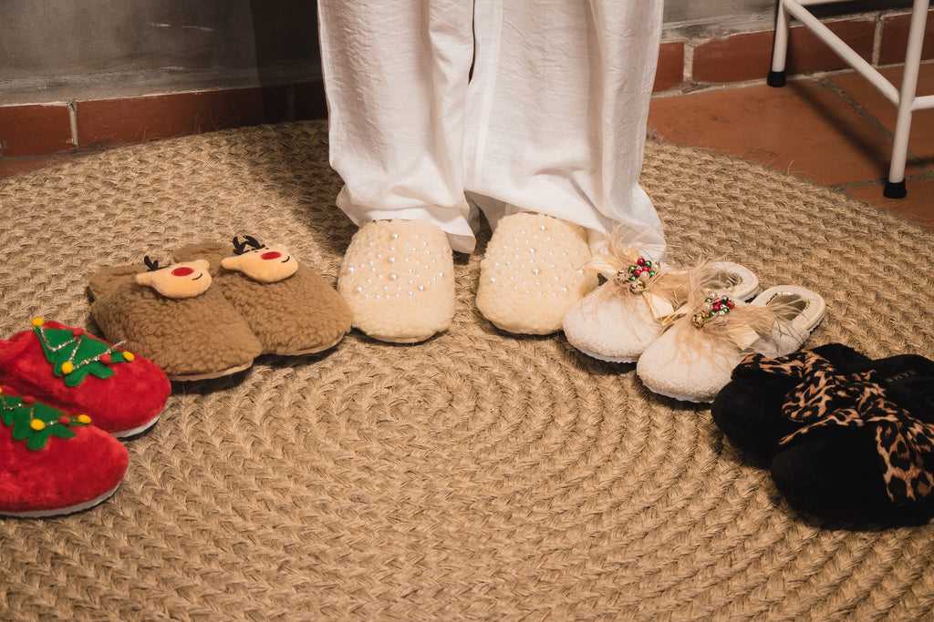 Pantuflas Cozy Leopard Bow – Felpa Negra con Moño Animal Print