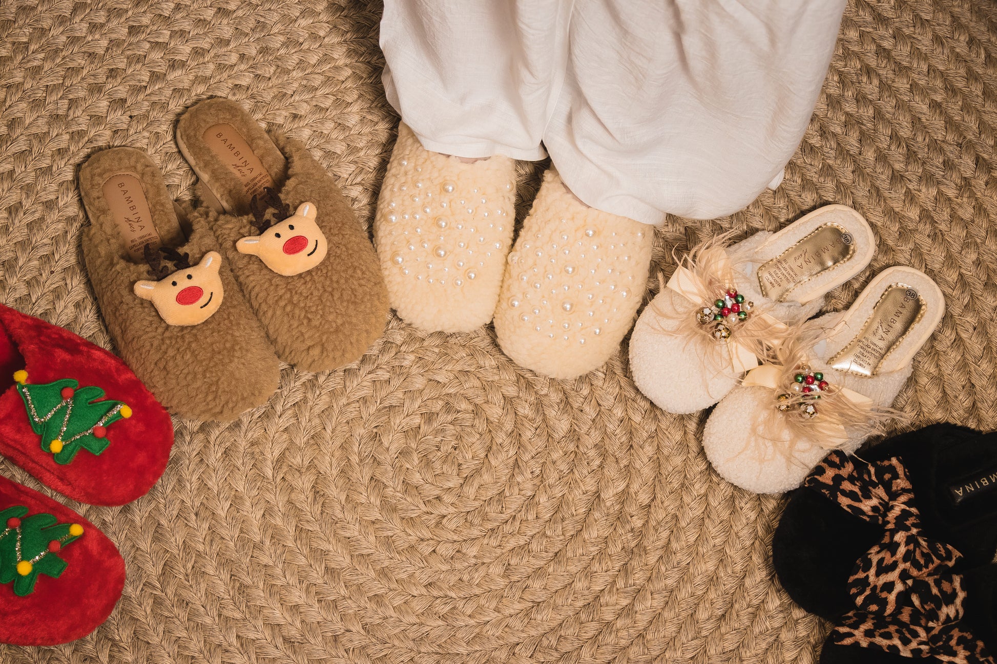 Pantuflas Navideñas Pearl Cozy – Felpa Suave con Perlas Artesanales
