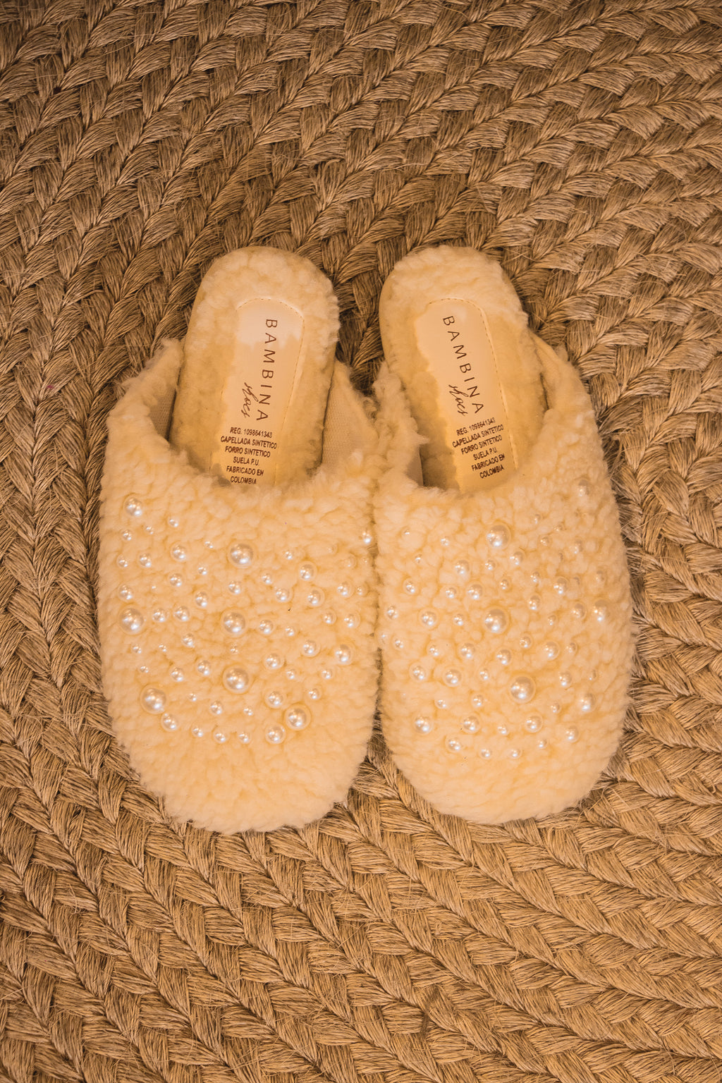 Pantuflas Navideñas Pearl Cozy – Felpa Suave con Perlas Artesanales