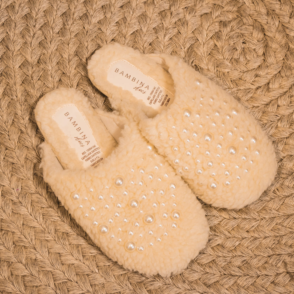 Pantuflas Navideñas Pearl Cozy – Felpa Suave con Perlas Artesanales