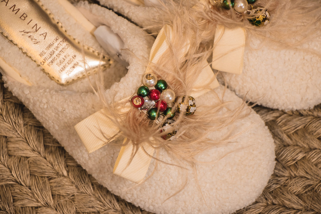 Pantuflas Navideñas Glam Bow – Perlas y Brillos Artesanales