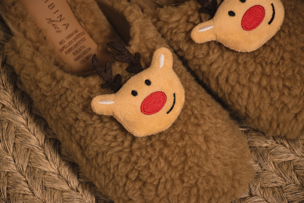 Pantuflas Navideñas Cozy Reindeer – Antideslizantes y Ultra Suaves