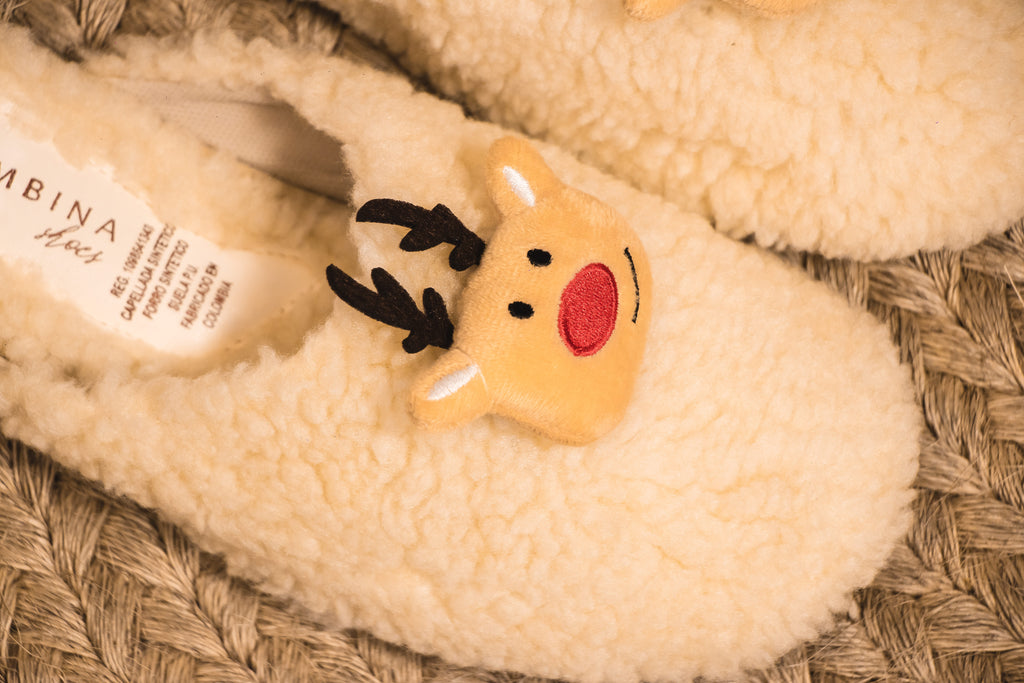 Pantuflas Navideñas Cozy Reindeer Cream – Ultra Suaves